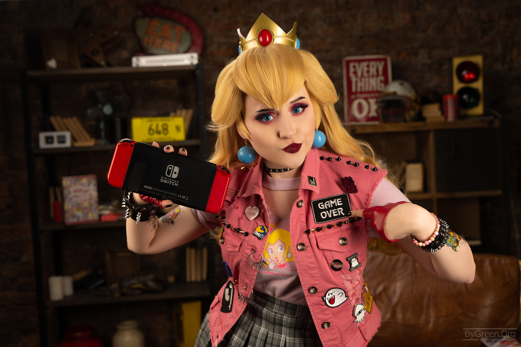 Super Mario Princess Peach cosplay