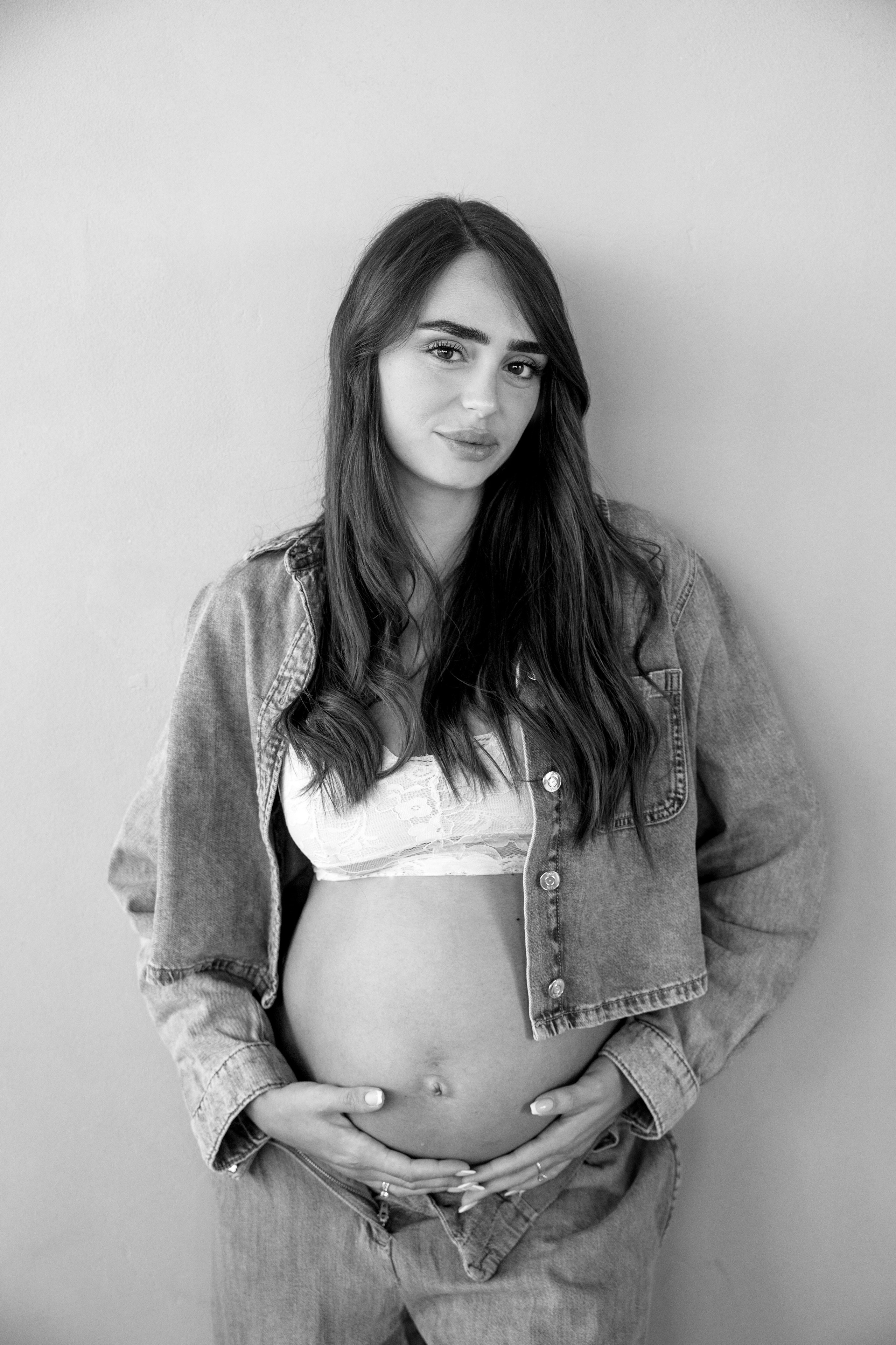 Pregnancy photoshoot inside the studio in Tel Aviv. Главная