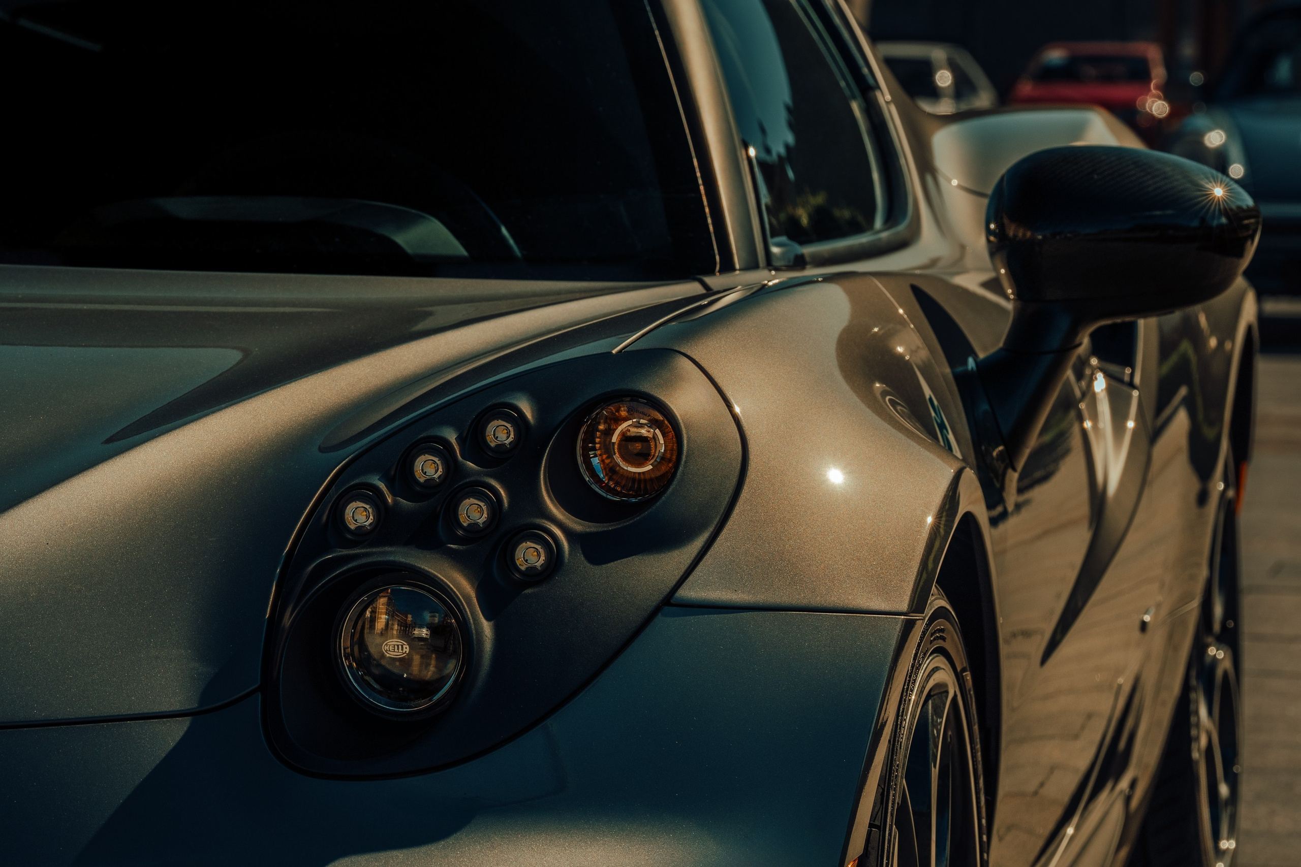 Alfa Romeo 4C, крупный план передней фары, бокового зеркала и линии кузова