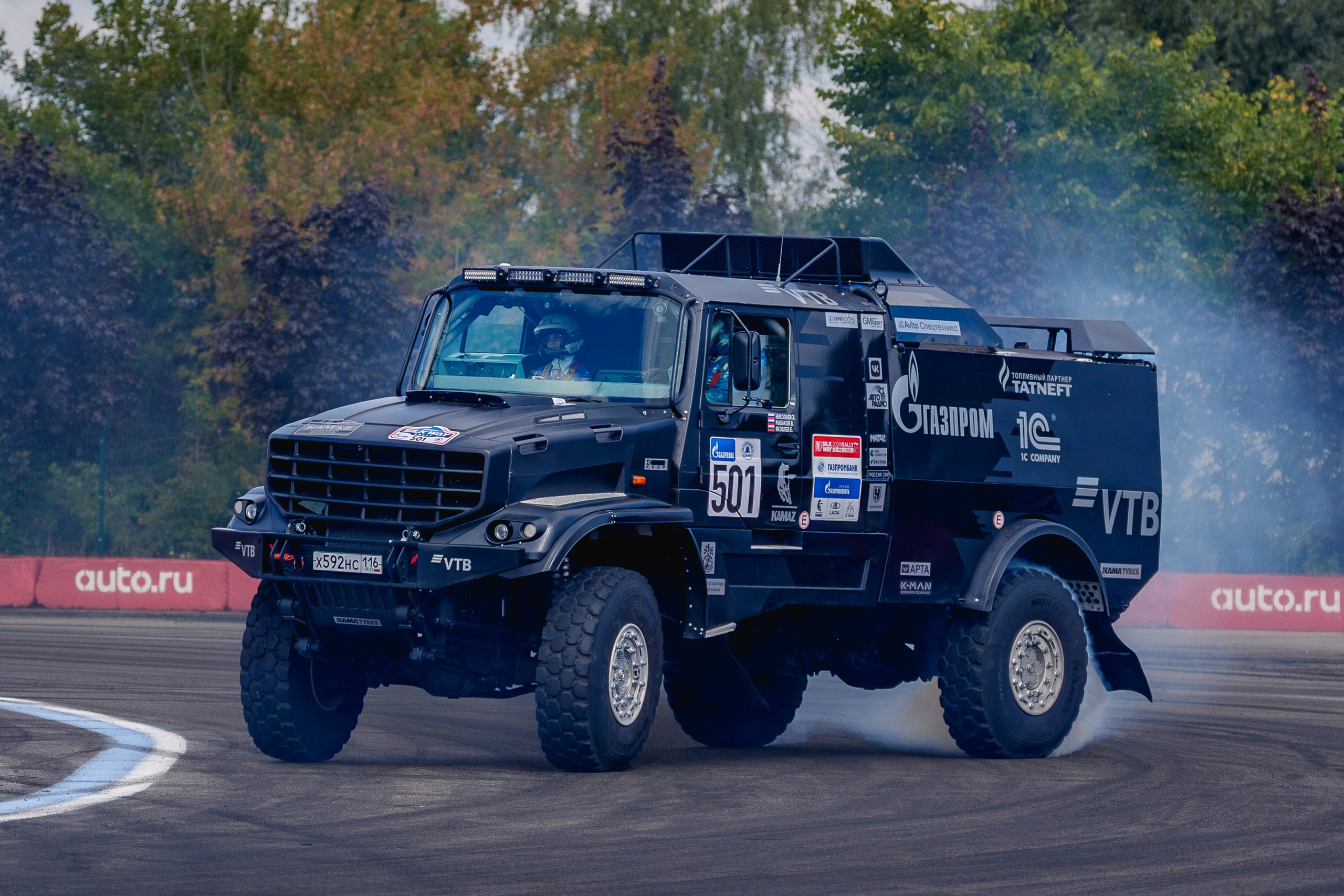 Спортивный грузовик КАМАЗ на трассе соревнований