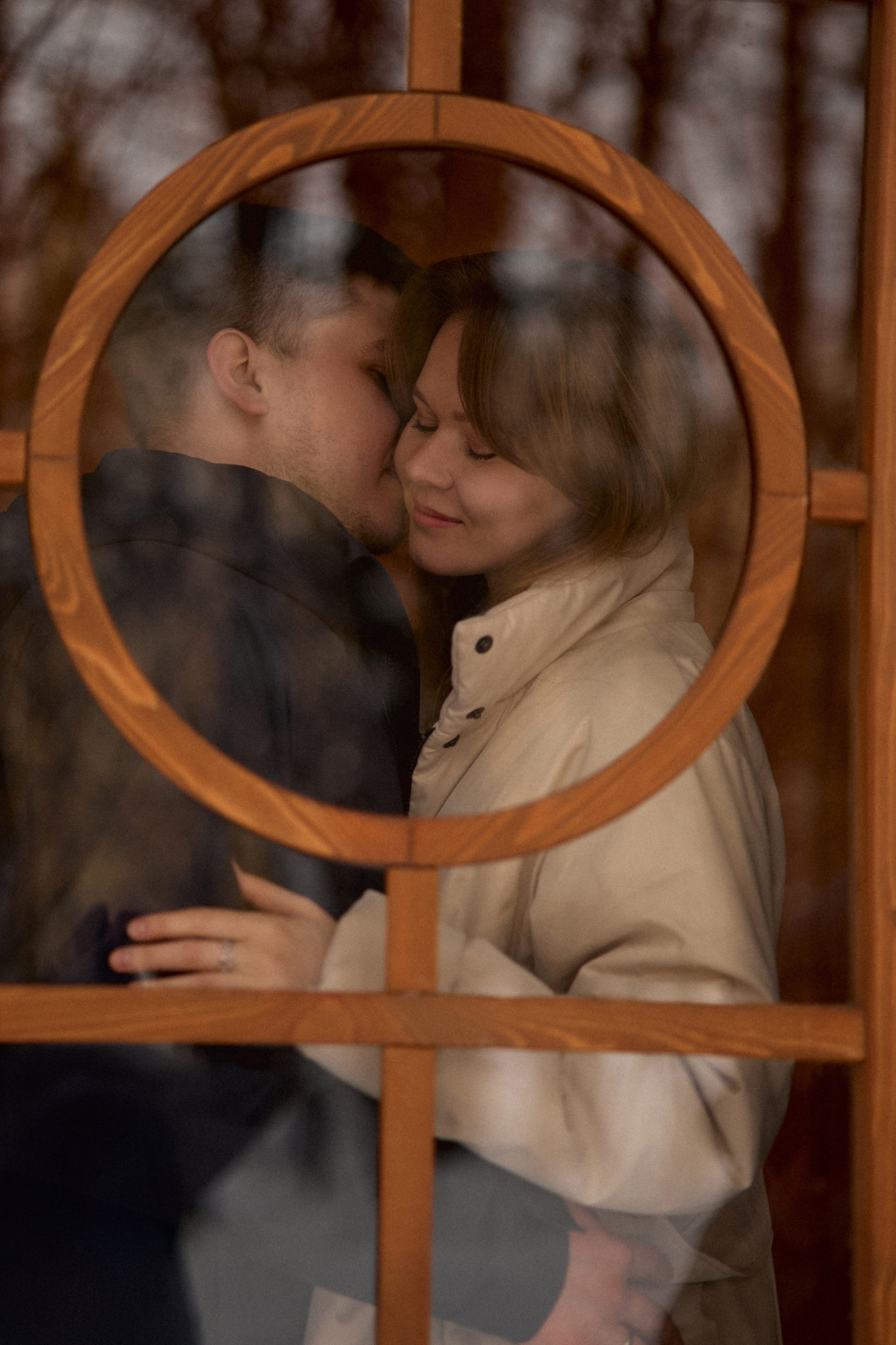 Лавстори в зимнем лесу. Сестры Карабаза. Фотографы и ретушеры в Москве и Санкт-Петербурге