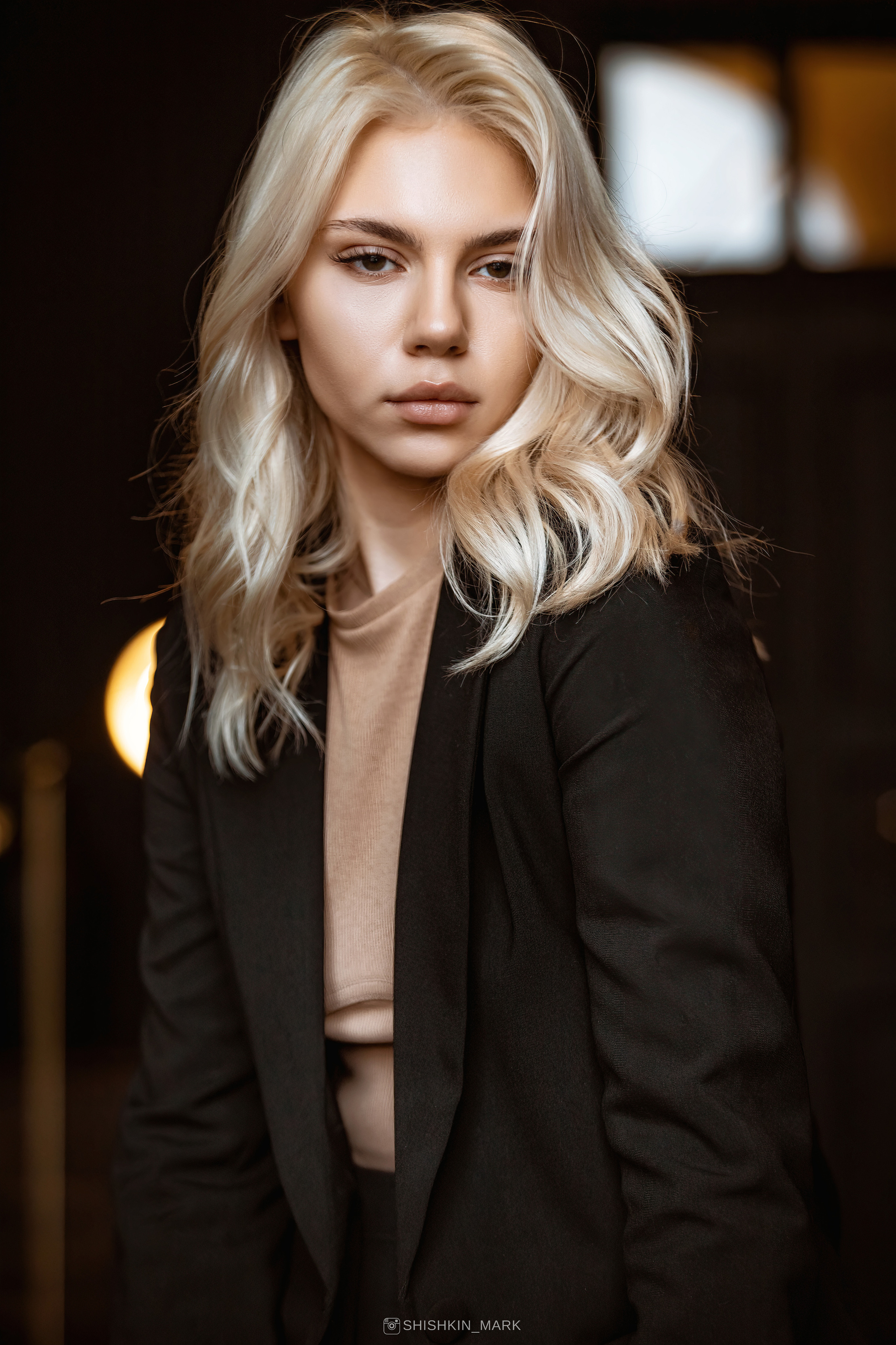 Студийная фотосессия с Соней в тёмном зале. Марк Шишкин — репортажный фотограф в Воронеже и России