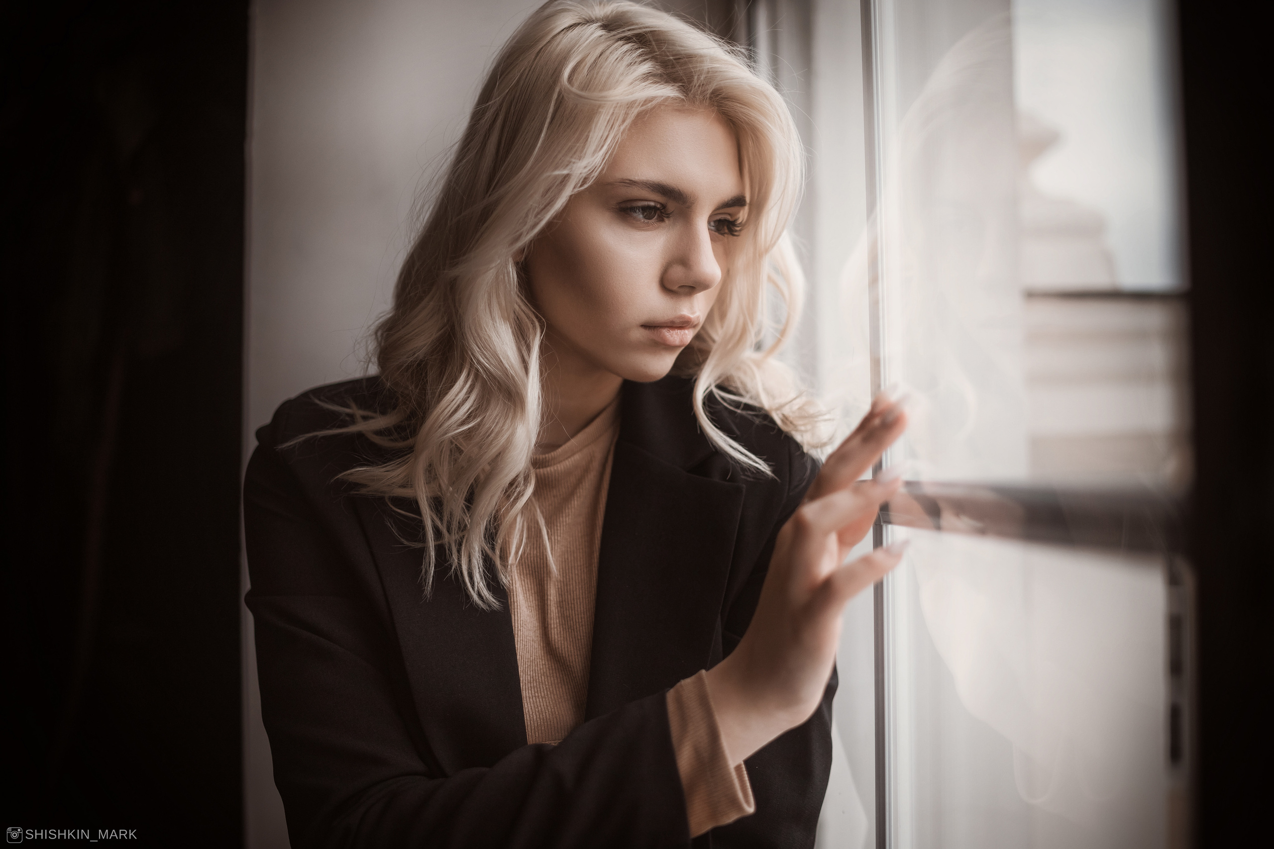 Студийная фотосессия с Соней в тёмном зале. Марк Шишкин — репортажный фотограф в Воронеже и России