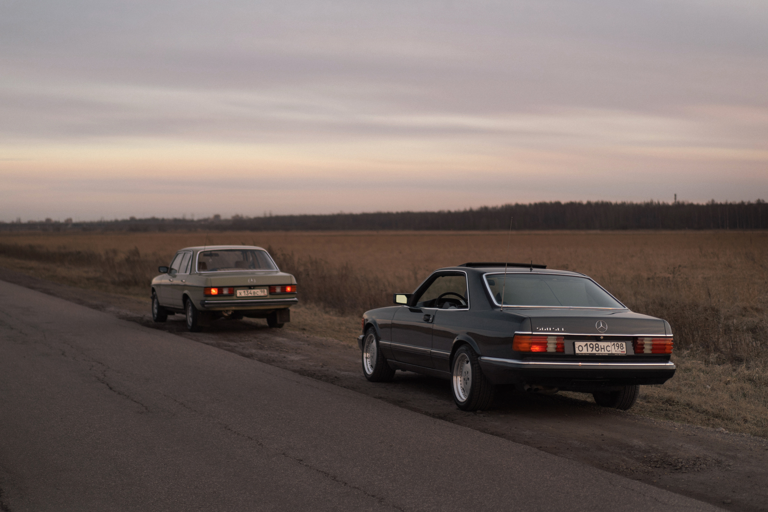 мерседес 560 на фоне легендарного 123