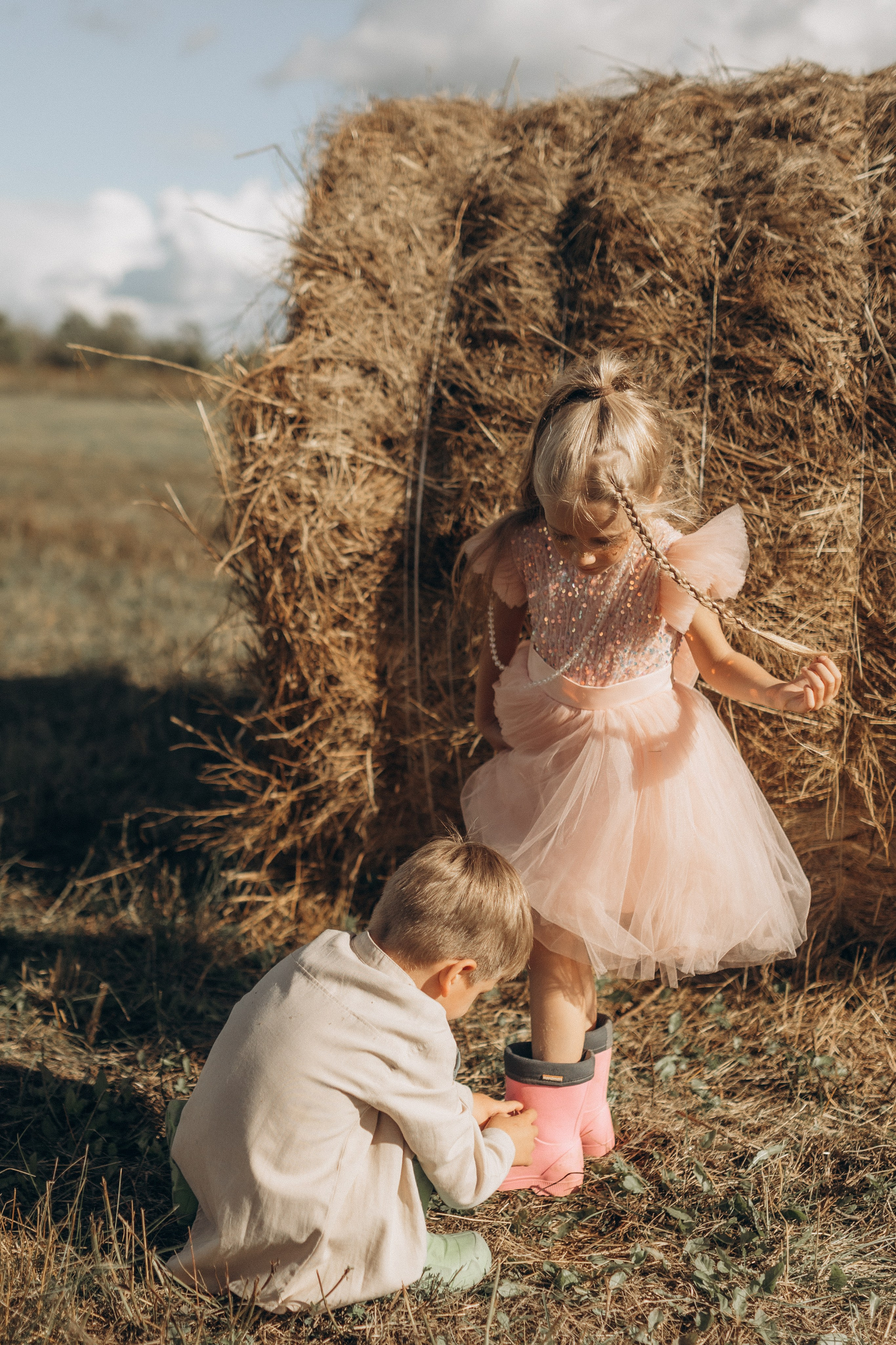 Вика и Миша на сене. Семейный фотограф lifestyle в Новосибирске Елена Шпилевая