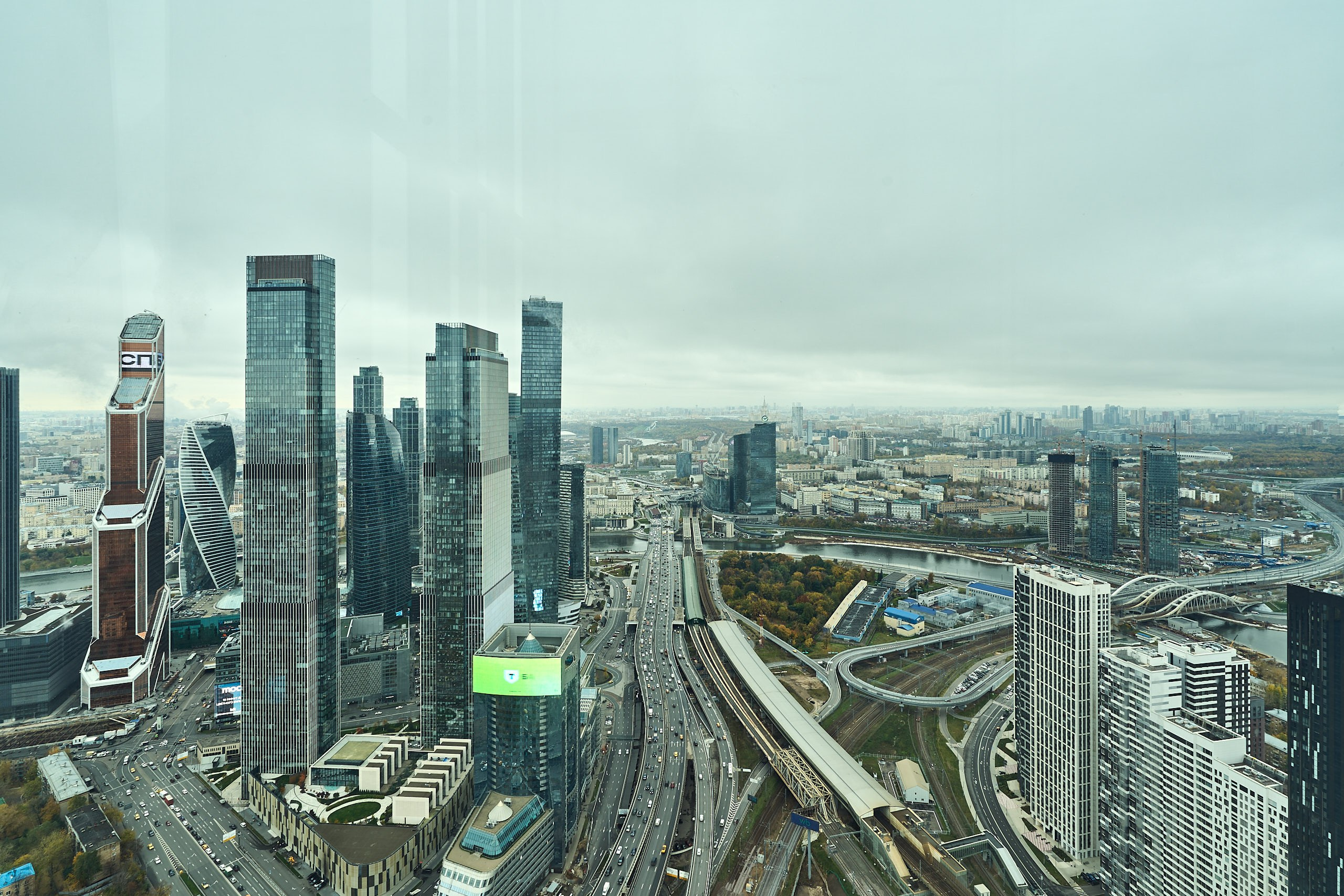 Интерьерная фотография вида из панорамного окна башни Space комплекса небоскребов iCity