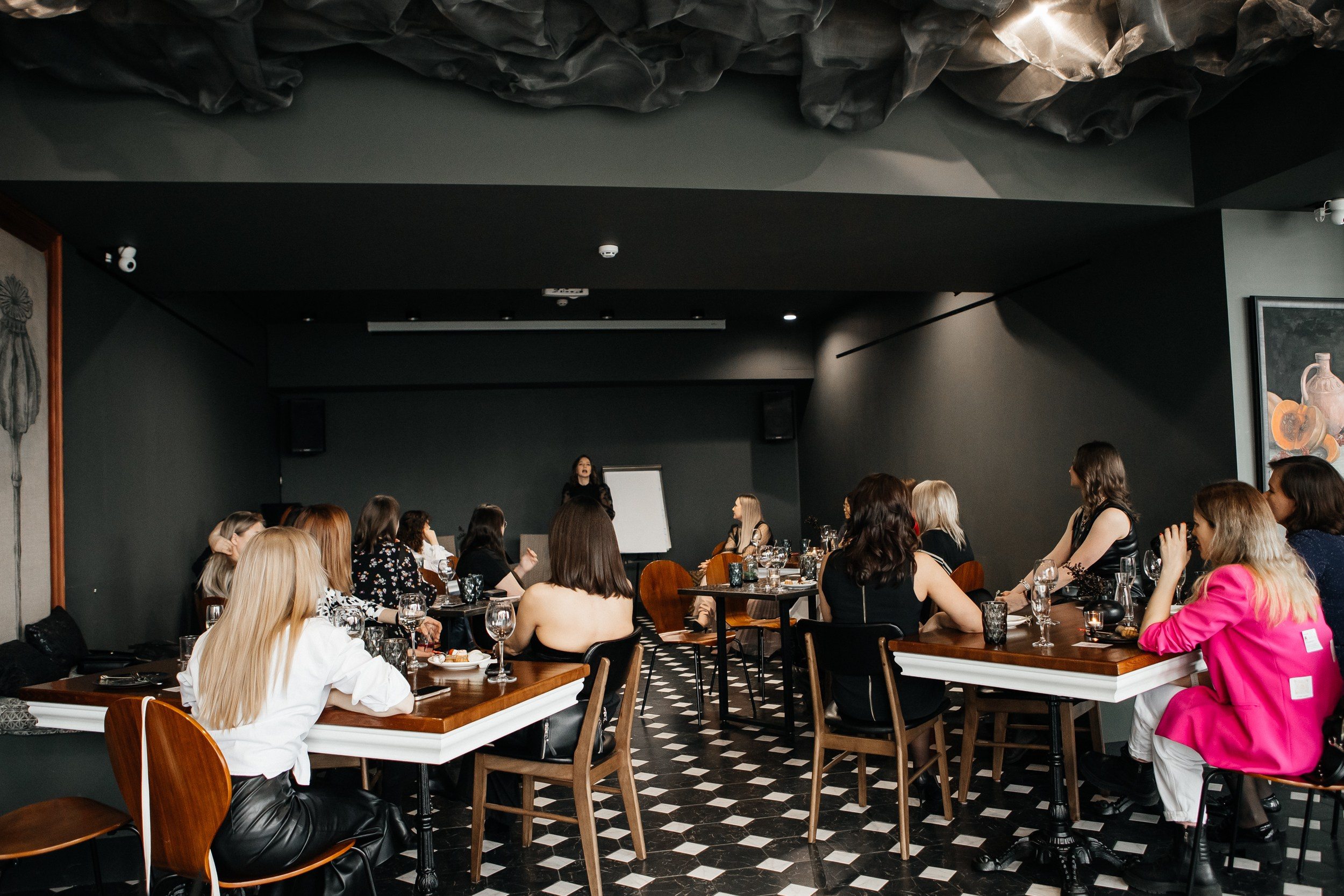 Нетворкинг Алены Климовой. Фотограф в Иркутске Анастасия Кись. Студийная фотосессия беременности в тканях Иркутск. Семейная фотосессия, ПОРТРЕТ «ПОКОЛЕНИЕ»