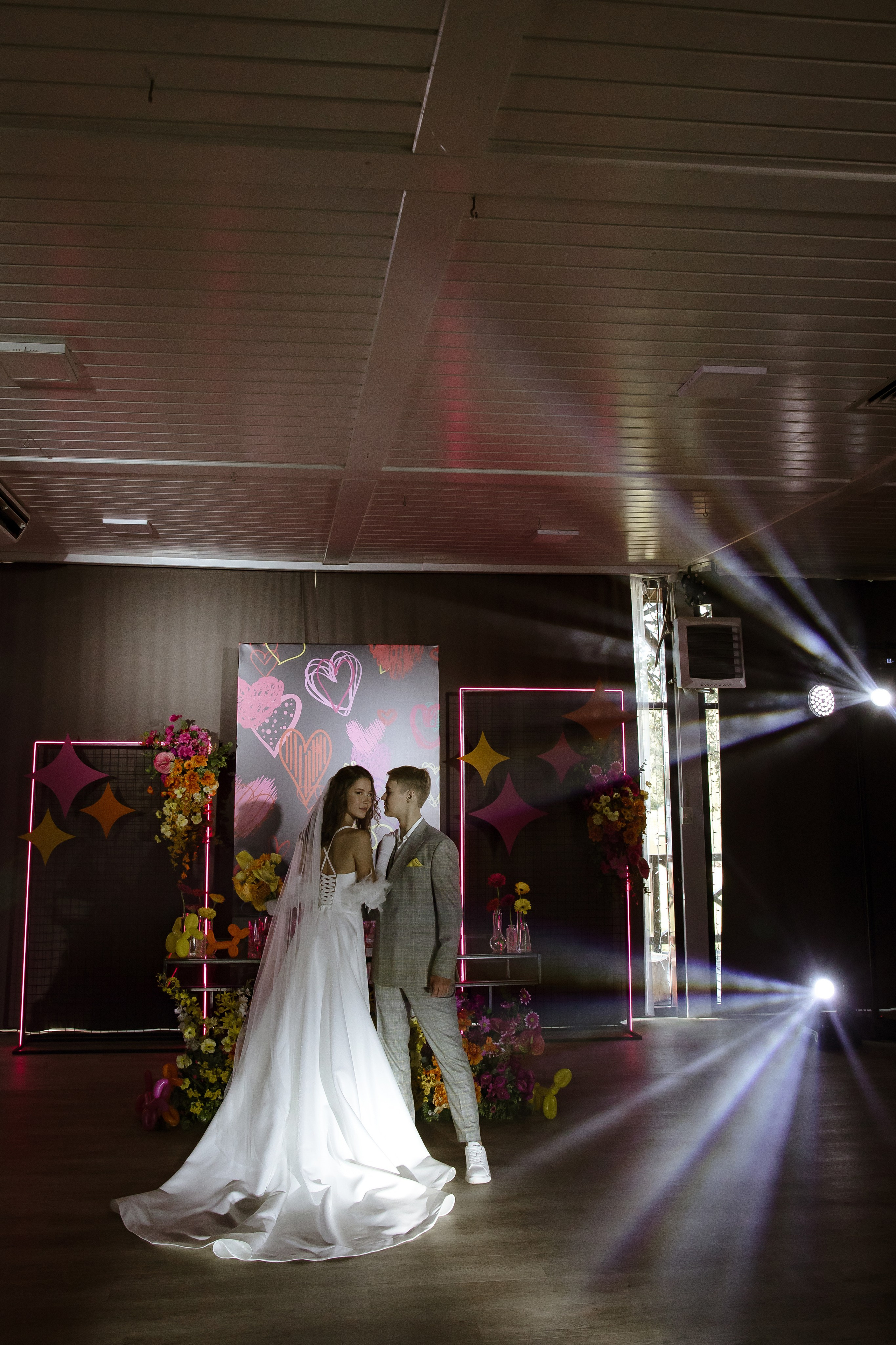 Яркая неоновая свадебная фотосессия в «Нет на карте». Свадебный и семейный фотограф в Самаре и Тольятти | Елена Топанцева