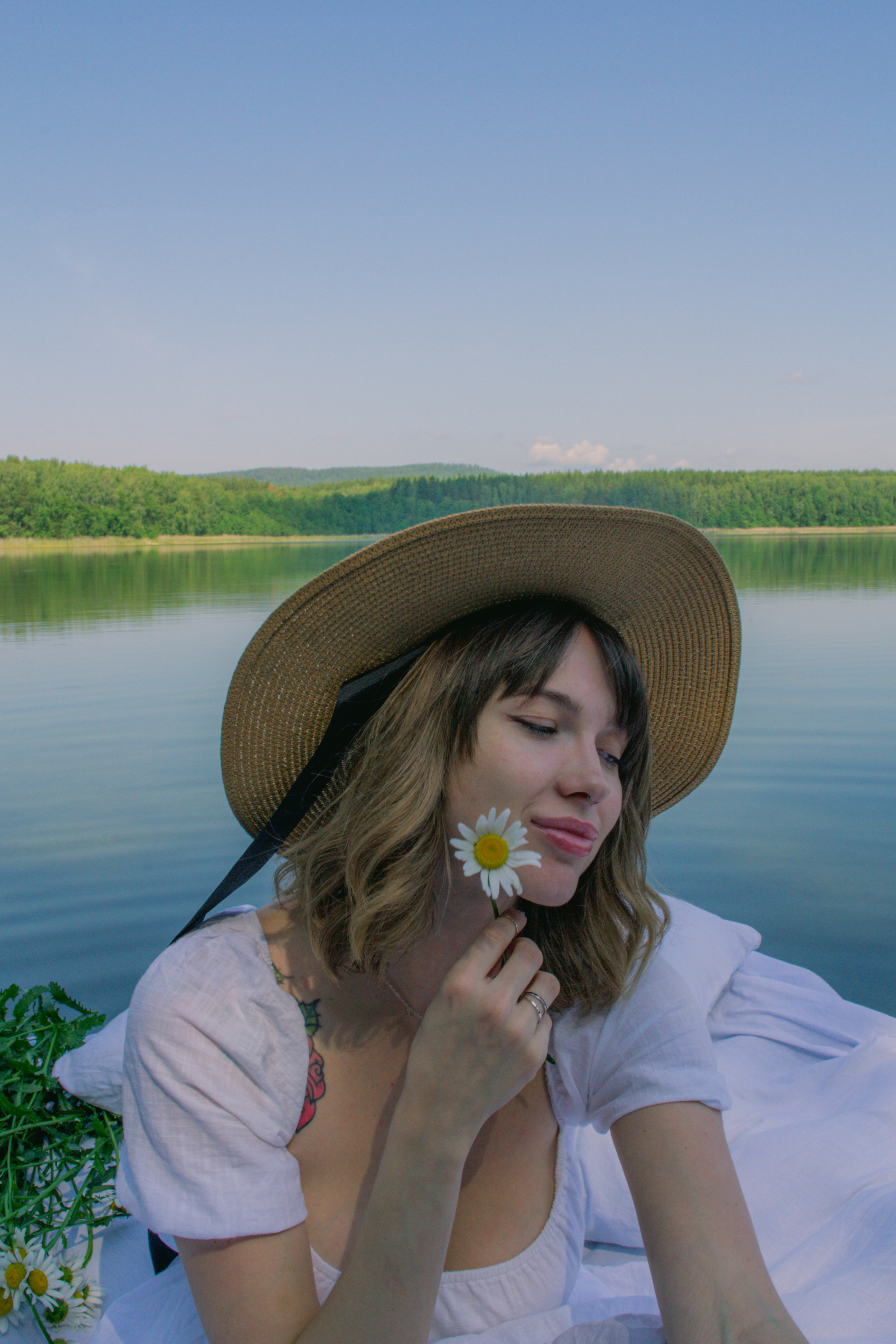 Настя с ромашками, встречали рассвет в воде. Фотограф Настя | Экспедиции и лайфстайл