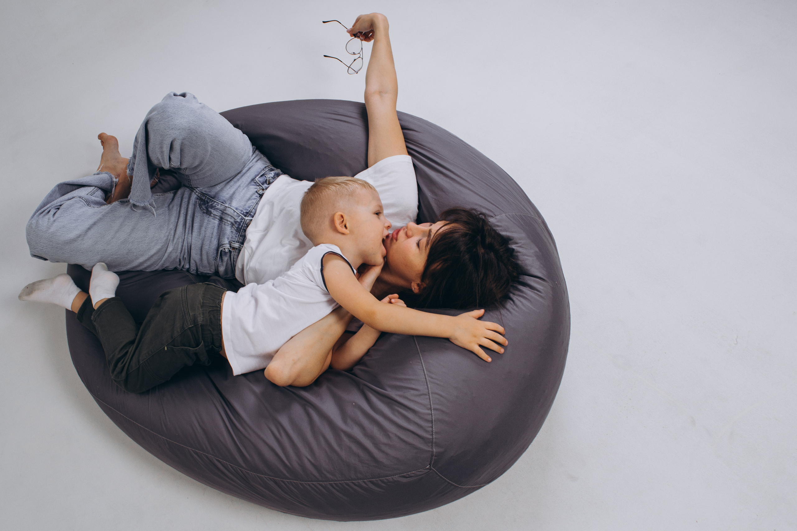 Костик на циклораме. Фотограф Настя | Экспедиции и лайфстайл