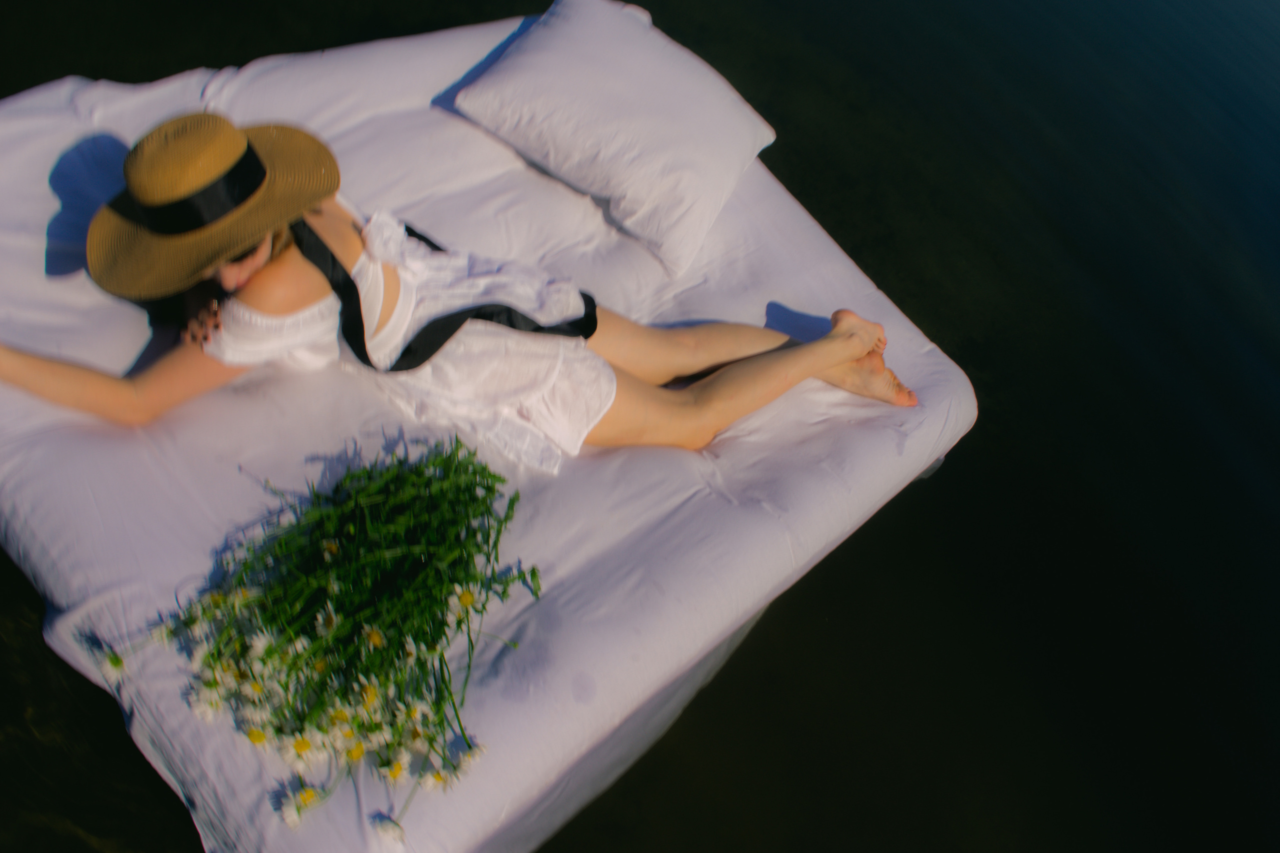 Настя с ромашками, встречали рассвет в воде. Фотограф Настя | Экспедиции и лайфстайл