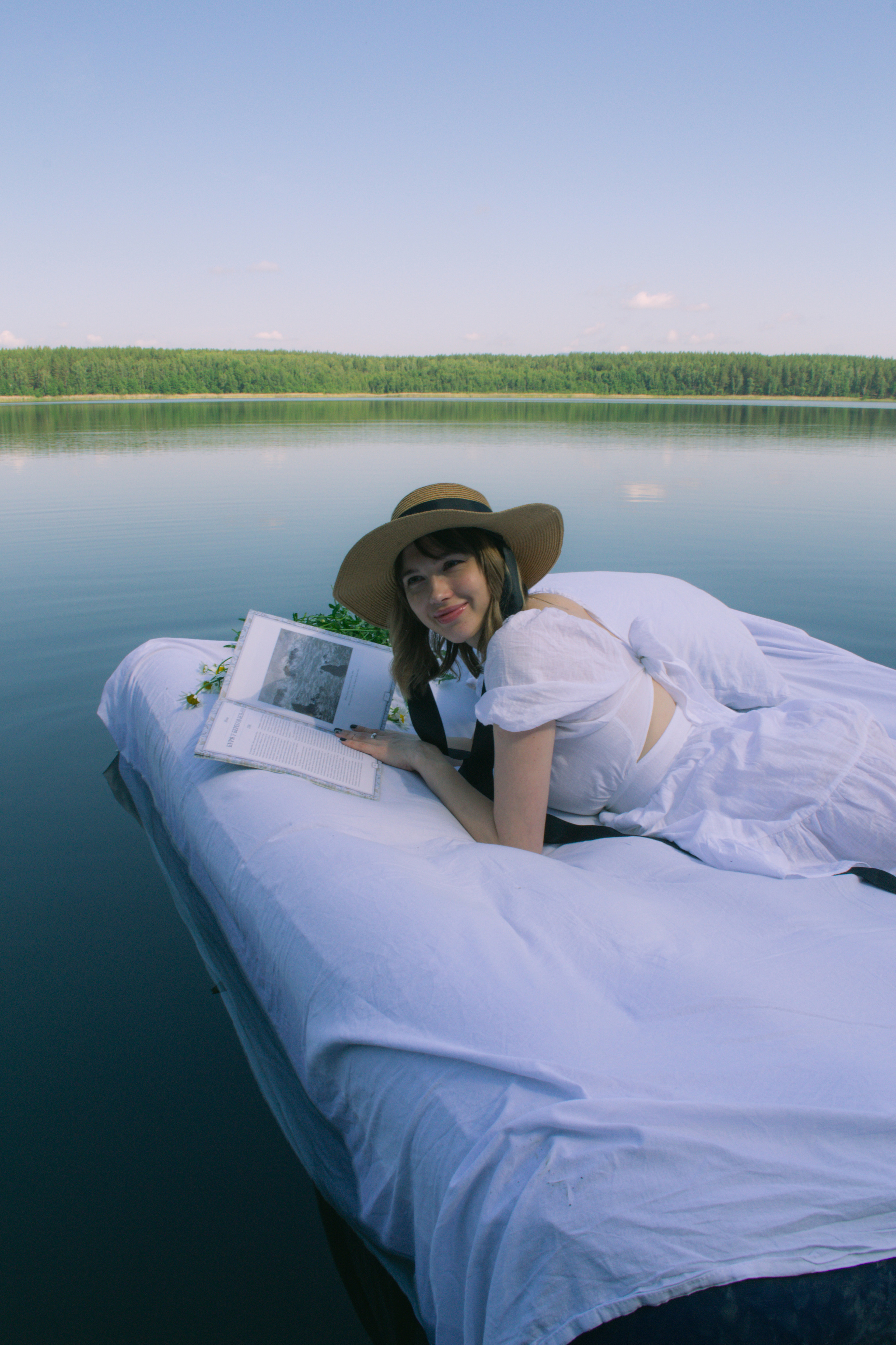 Настя с ромашками, встречали рассвет в воде. Фотограф Настя | Экспедиции и лайфстайл