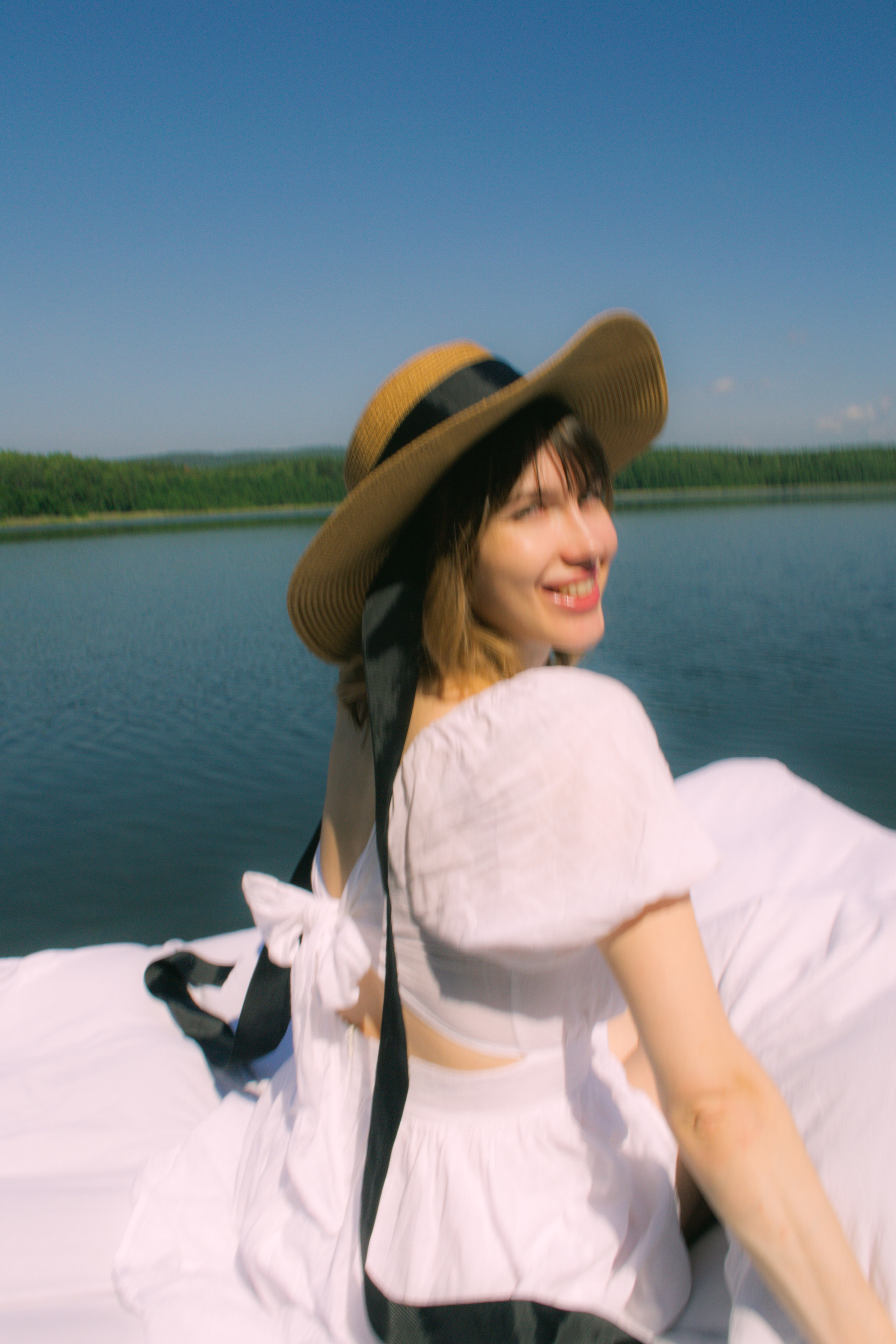 Настя с ромашками, встречали рассвет в воде. Фотограф Настя | Экспедиции и лайфстайл