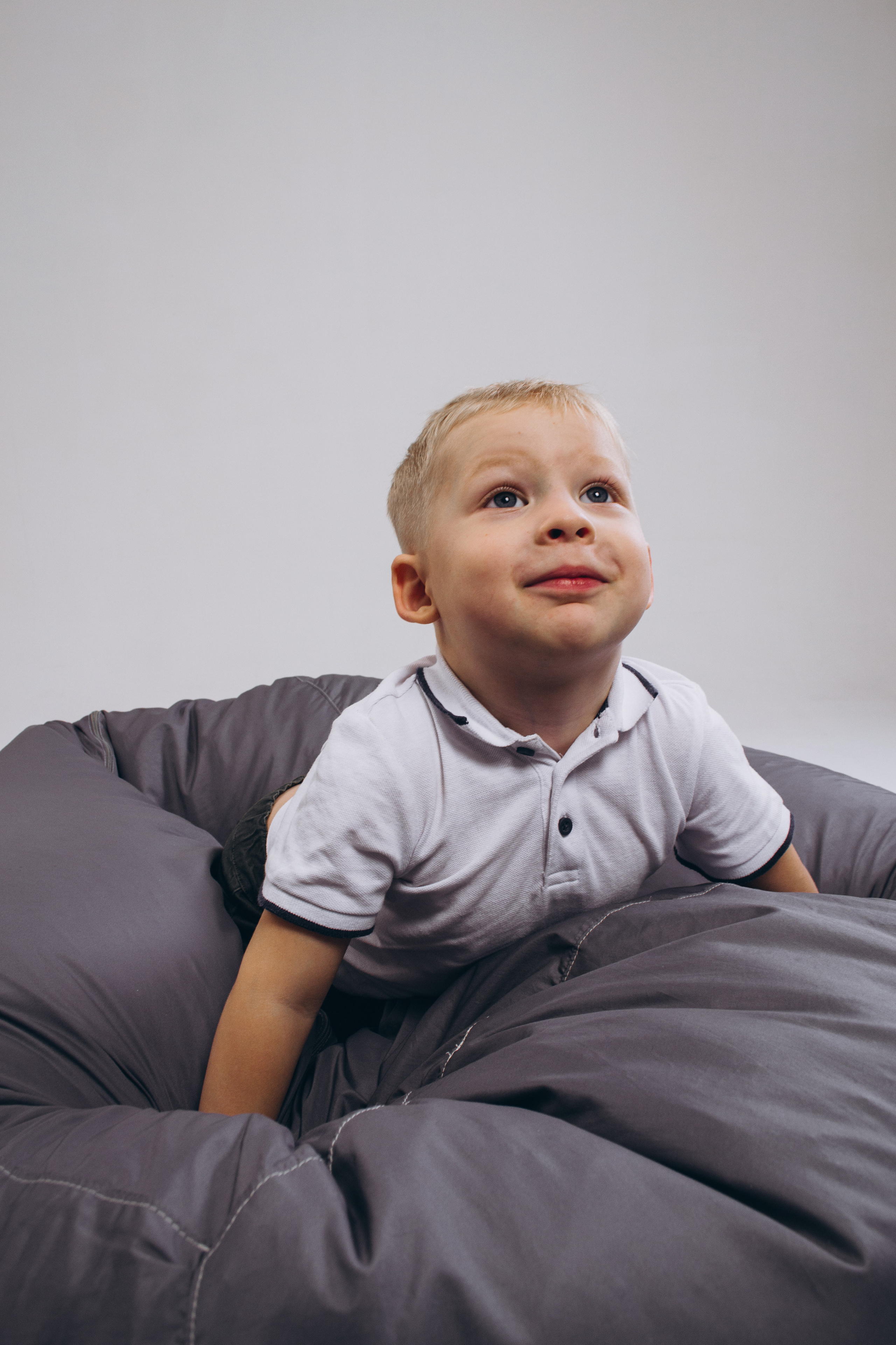 Костик на циклораме. Фотограф Настя | Экспедиции и лайфстайл