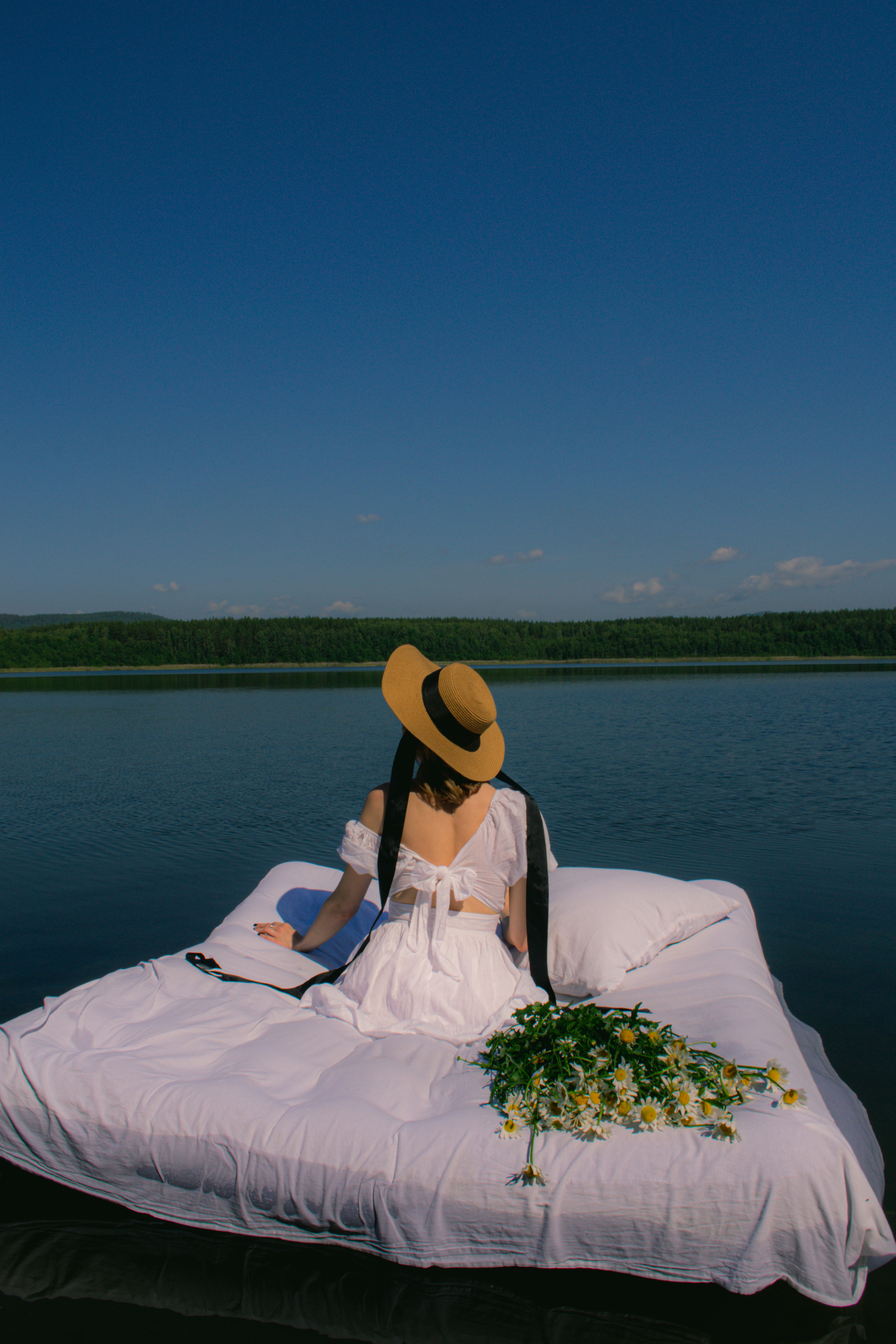 Настя с ромашками, встречали рассвет в воде. Фотограф Настя | Экспедиции и лайфстайл