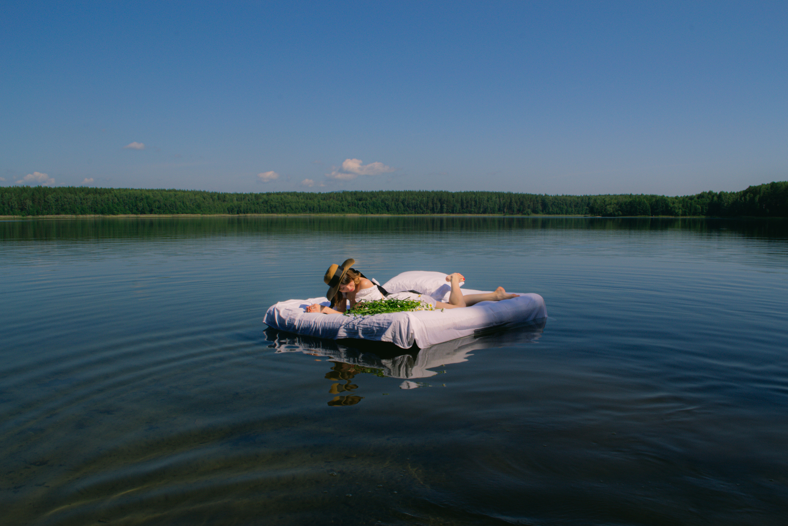 Настя с ромашками, встречали рассвет в воде. Фотограф Настя | Экспедиции и лайфстайл