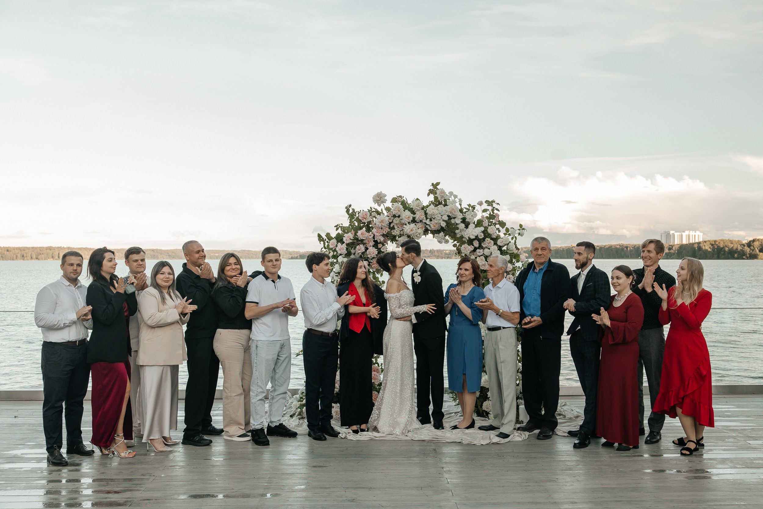 Свадебная фотосессия на площадке THE SUN LAKE VERANDA EVENT на озере Сенеж Солнечногорск