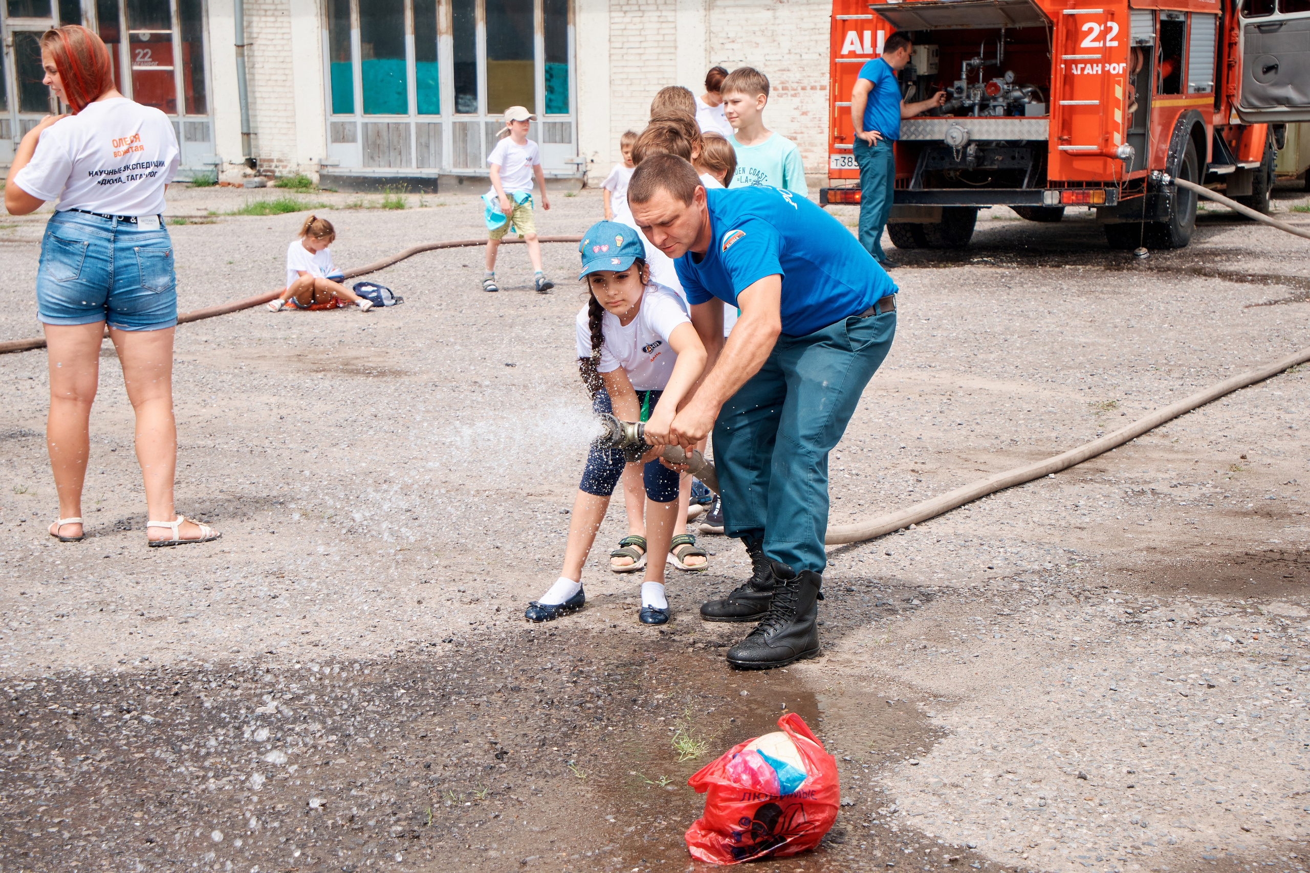Детский лагерь ДЮНА. Поход в «Пожарно-спасательную часть № 22». Фотограф Таганрог Анна Трайжон