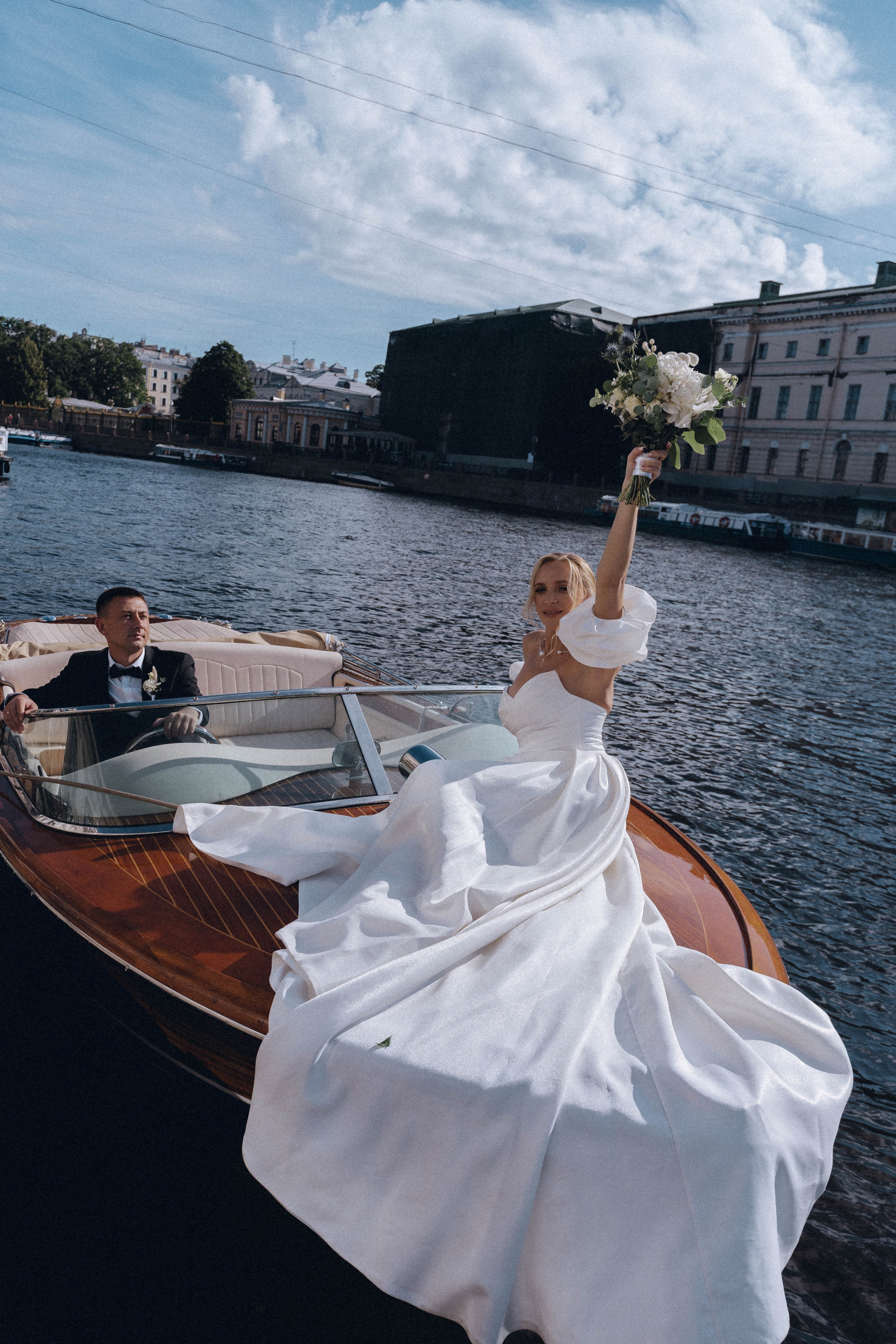 СВАДЕНБНАЯ СЬЕМКА НА КАТЕРЕ ПО КАНАЛАМ САНКТ-ПЕТЕРБУРГА И В АКВАТОРИИ НЕВЫ. Профессиональный фотограф, Санкт-Петербург — Виктория Богомолова