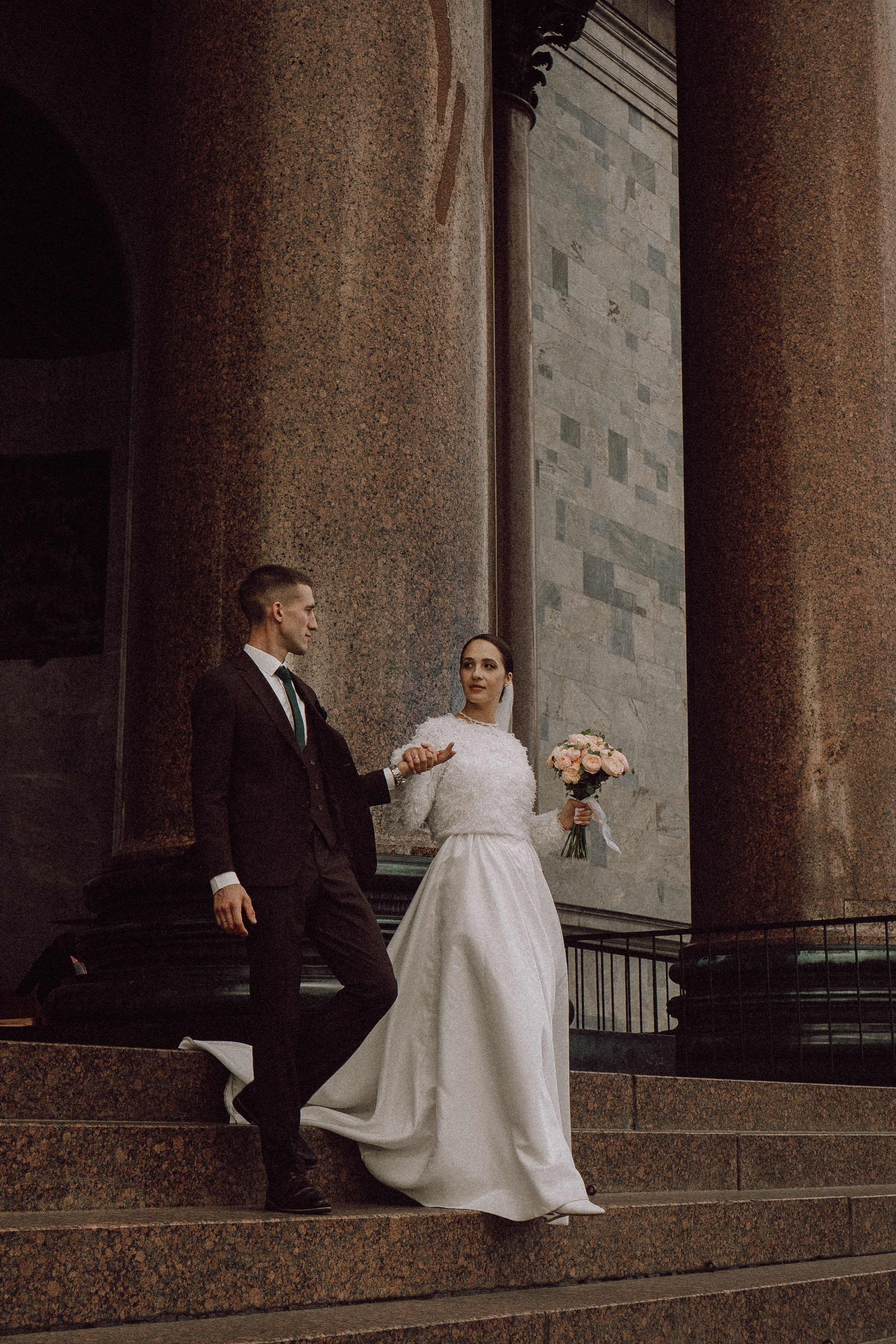 СВАДЕБНАЯ ПРОГУЛКА В САНТК-ПЕТЕРБУРГЕ (ИСАКИЕВСКИЙ СОБОР, ЗИМНЯЯ КАНАВКА, ЭРМИТАЖ И БОЛЬШАЯ МОРСКАЯ УЛИЦА). Профессиональный фотограф, Санкт-Петербург — Виктория Богомолова