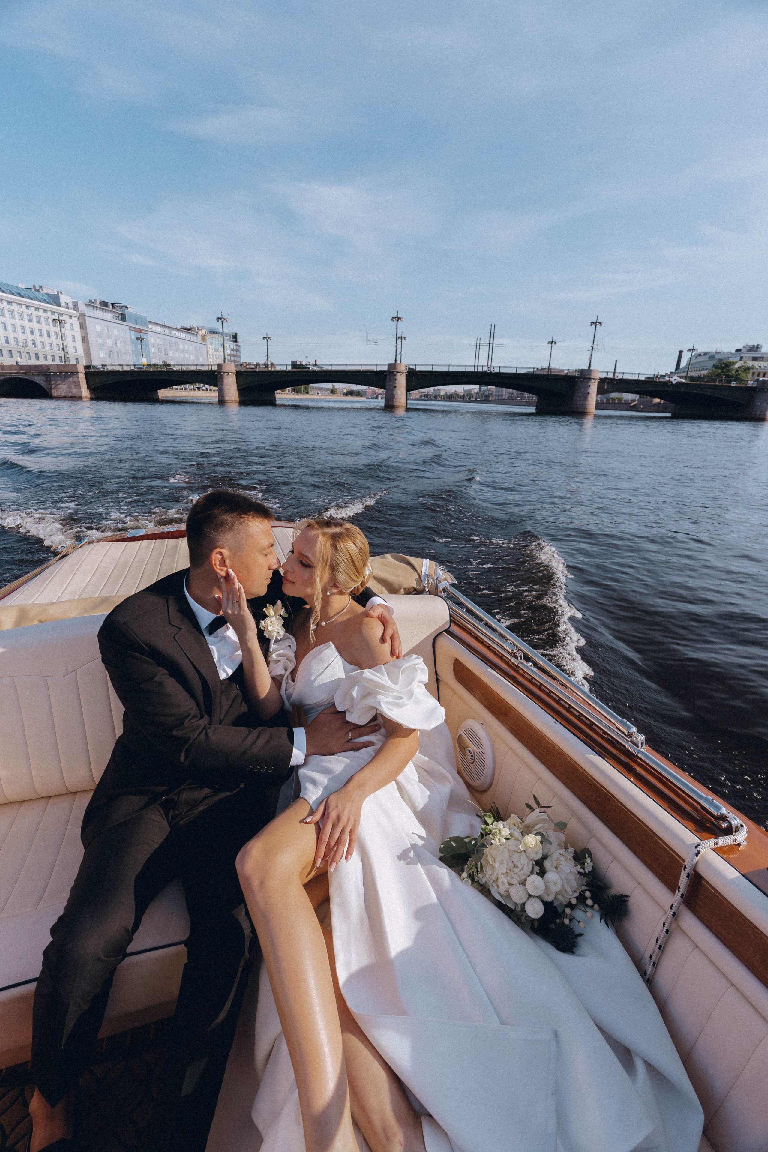 СВАДЕНБНАЯ СЬЕМКА НА КАТЕРЕ ПО КАНАЛАМ САНКТ-ПЕТЕРБУРГА И В АКВАТОРИИ НЕВЫ. Профессиональный фотограф, Санкт-Петербург — Виктория Богомолова