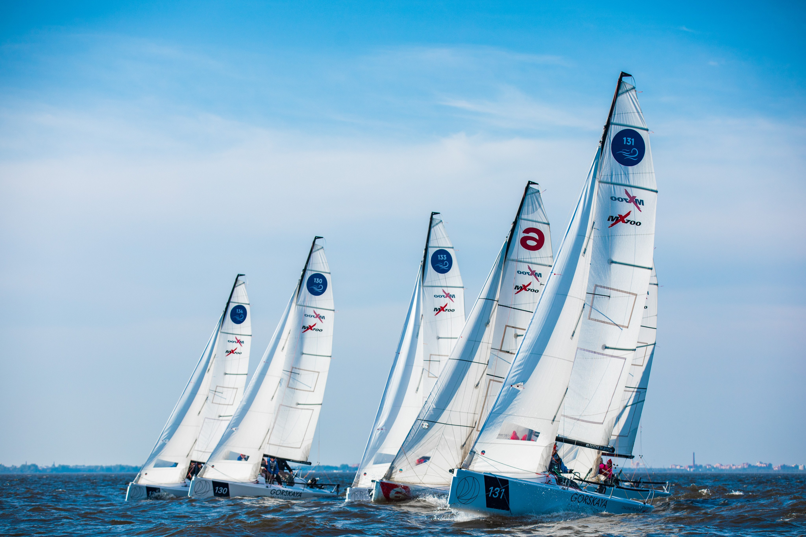 Яхты класса MX700 на старте. Парусная школа Горская.