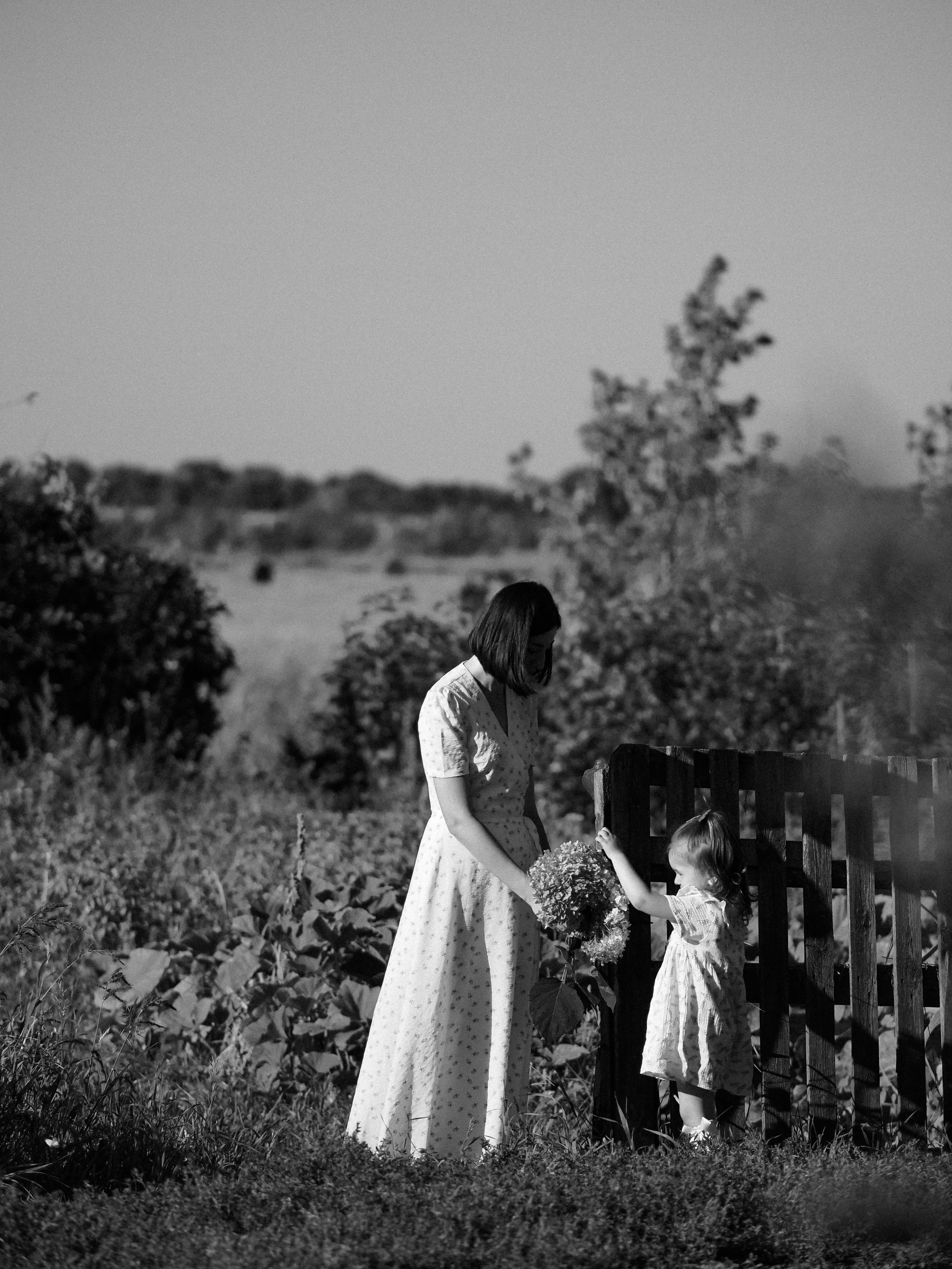 Гоняться по полю на тачке с мамой и папой. Обижаться. Смеяться. Фотограф Рязань. Семейный Свадебный фотограф