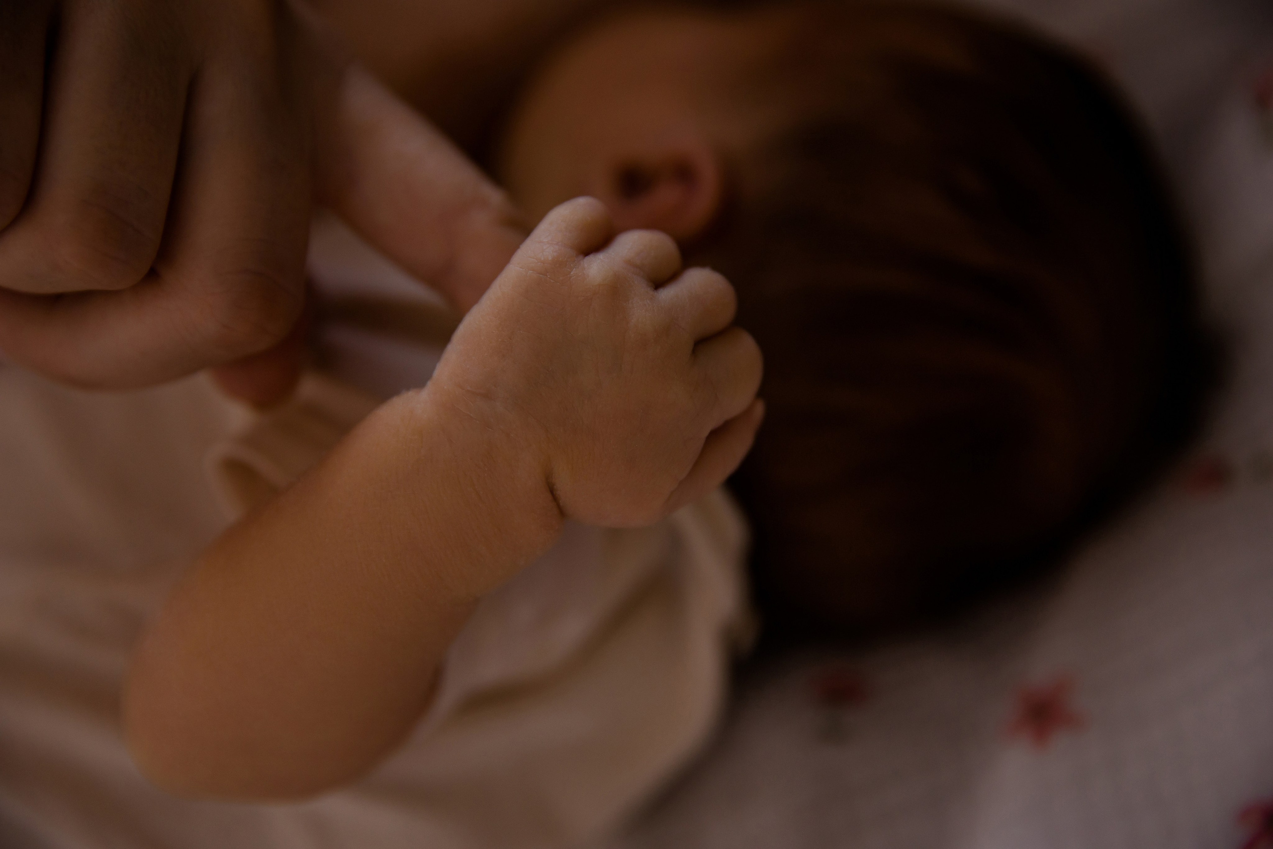 Новорожденная Ульяна в уюте дома. Семейный и детский фотограф в Москве Вера Ускова