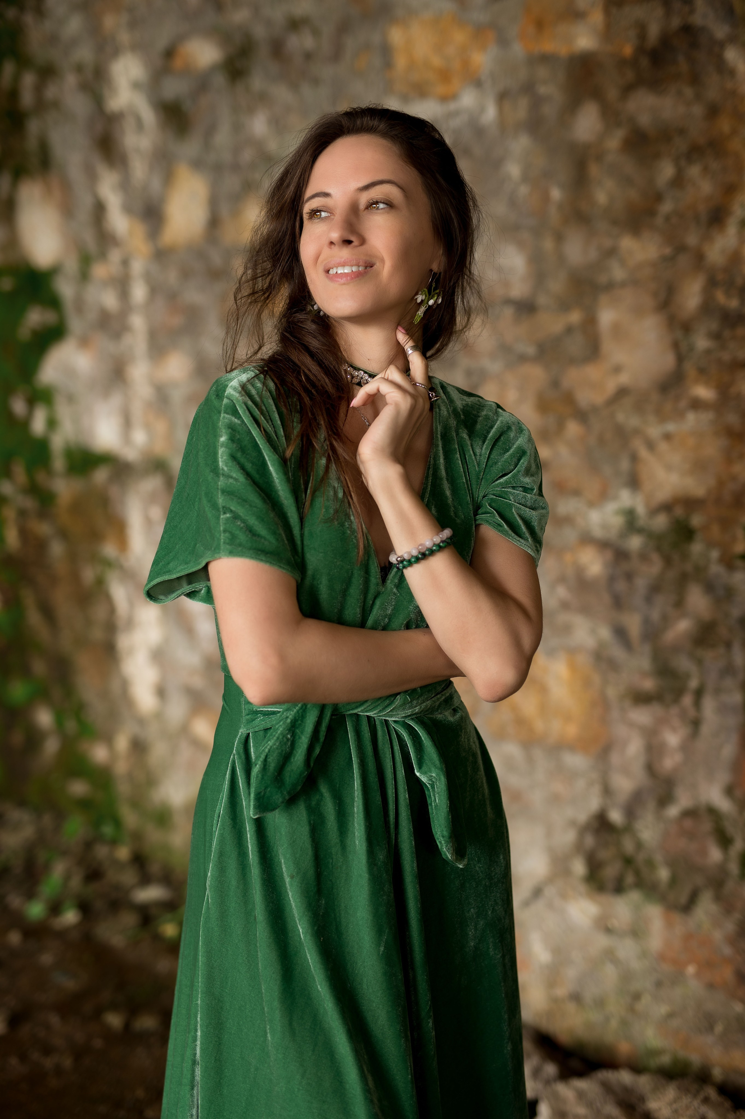 Очень романтичный образ девушки на фотосессии в заброшенном замке Абхазии.