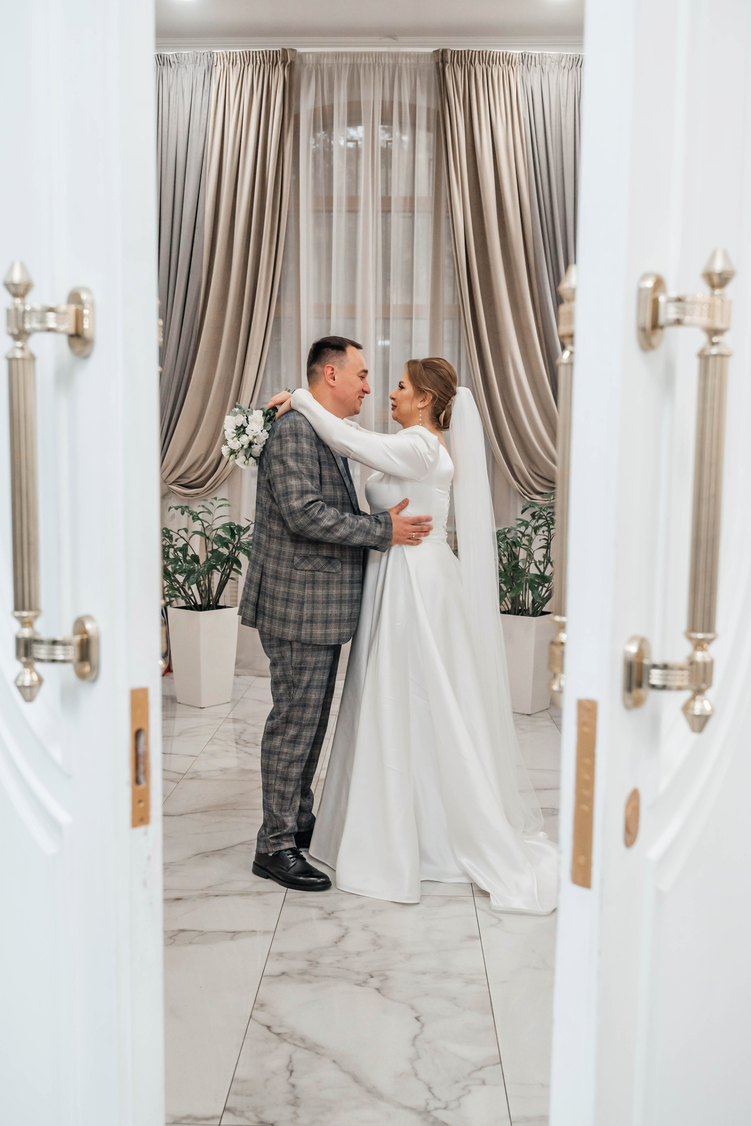 Кутузовский загс. Юлия и Максим. Свадебный фотограф в Сергиевом Посаде недорого Ольга Гузанова