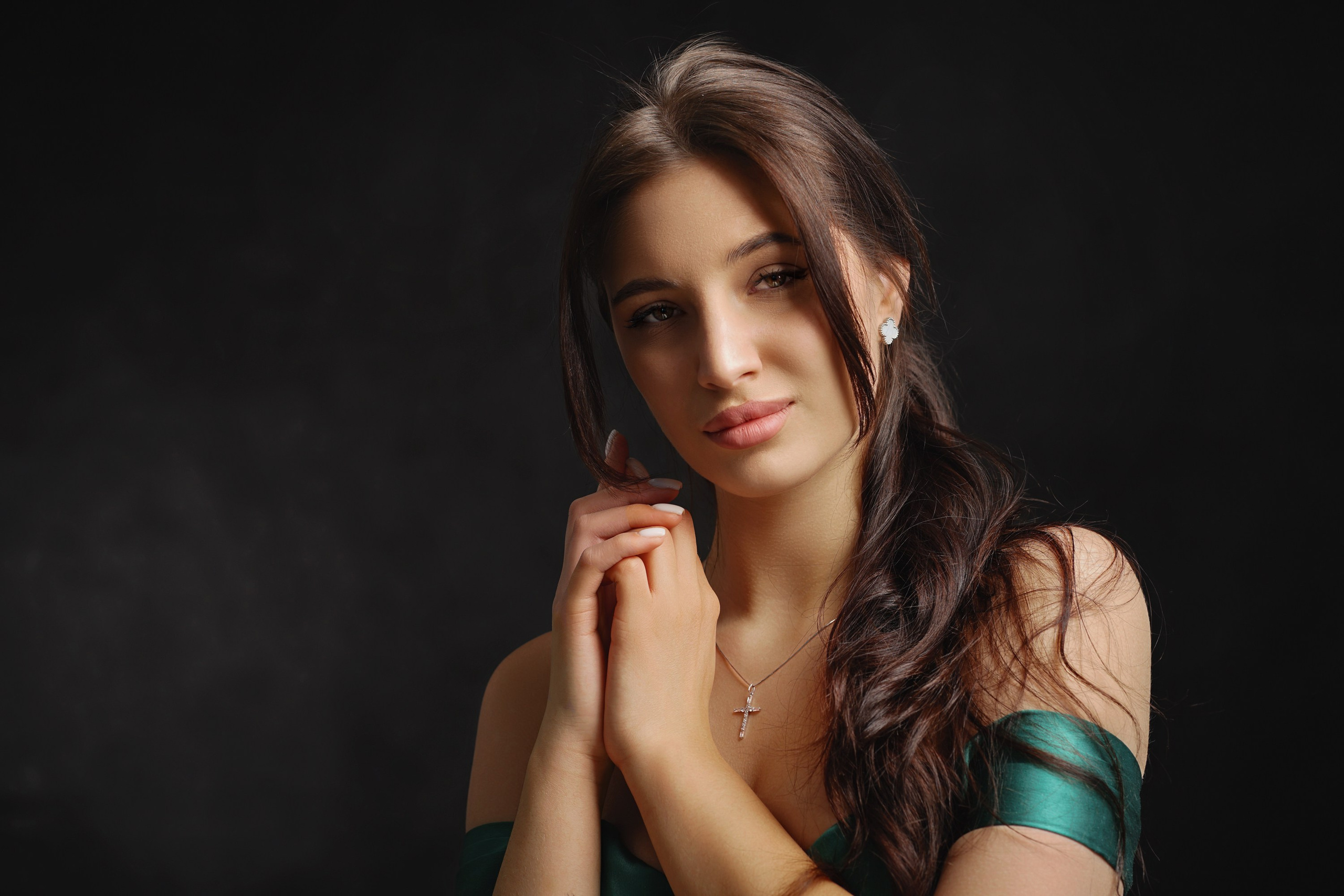 Портрет девушки в открытом зелёном платье