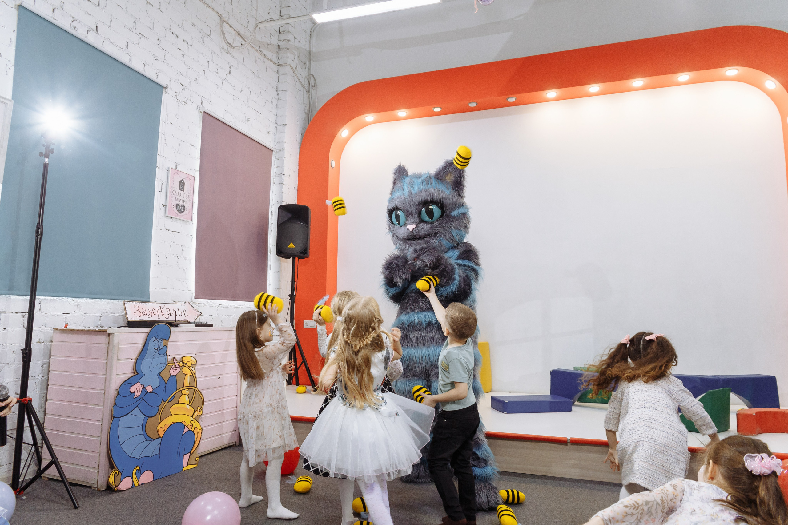 Олеся празднует свое 6 летие в компании Алисы, Чеширского кота и друзей. Событийный фотограф Максим Бескоровайновнов