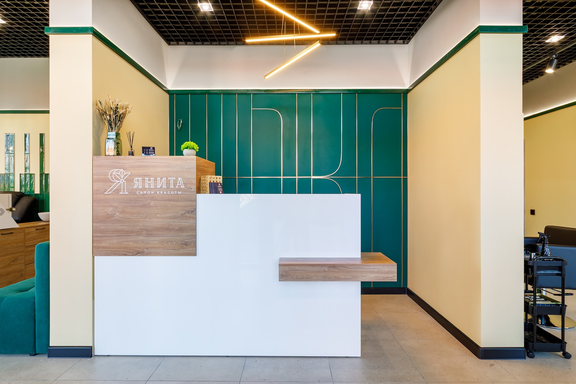 Брендирование интерьера салона красоты | Фото ресепшена ЯНИТА в Пензе