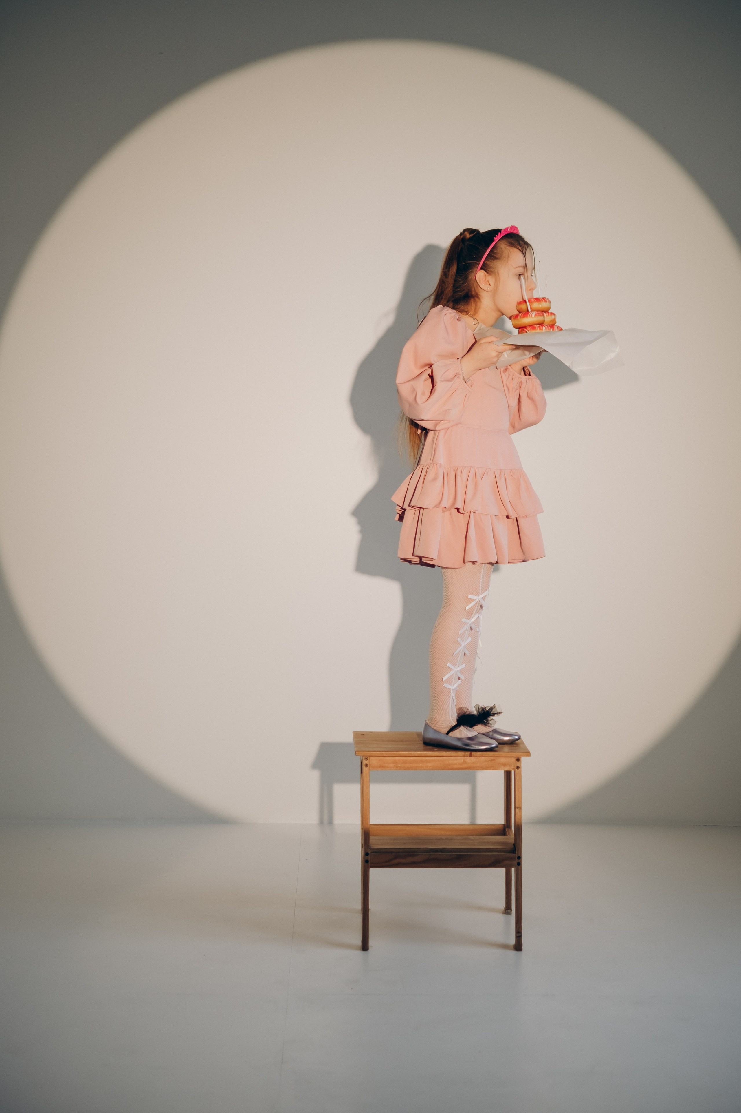 Фотосессия «День рождения» в минималистичной студии. Фотограф Новосибирск Анна Рождественская