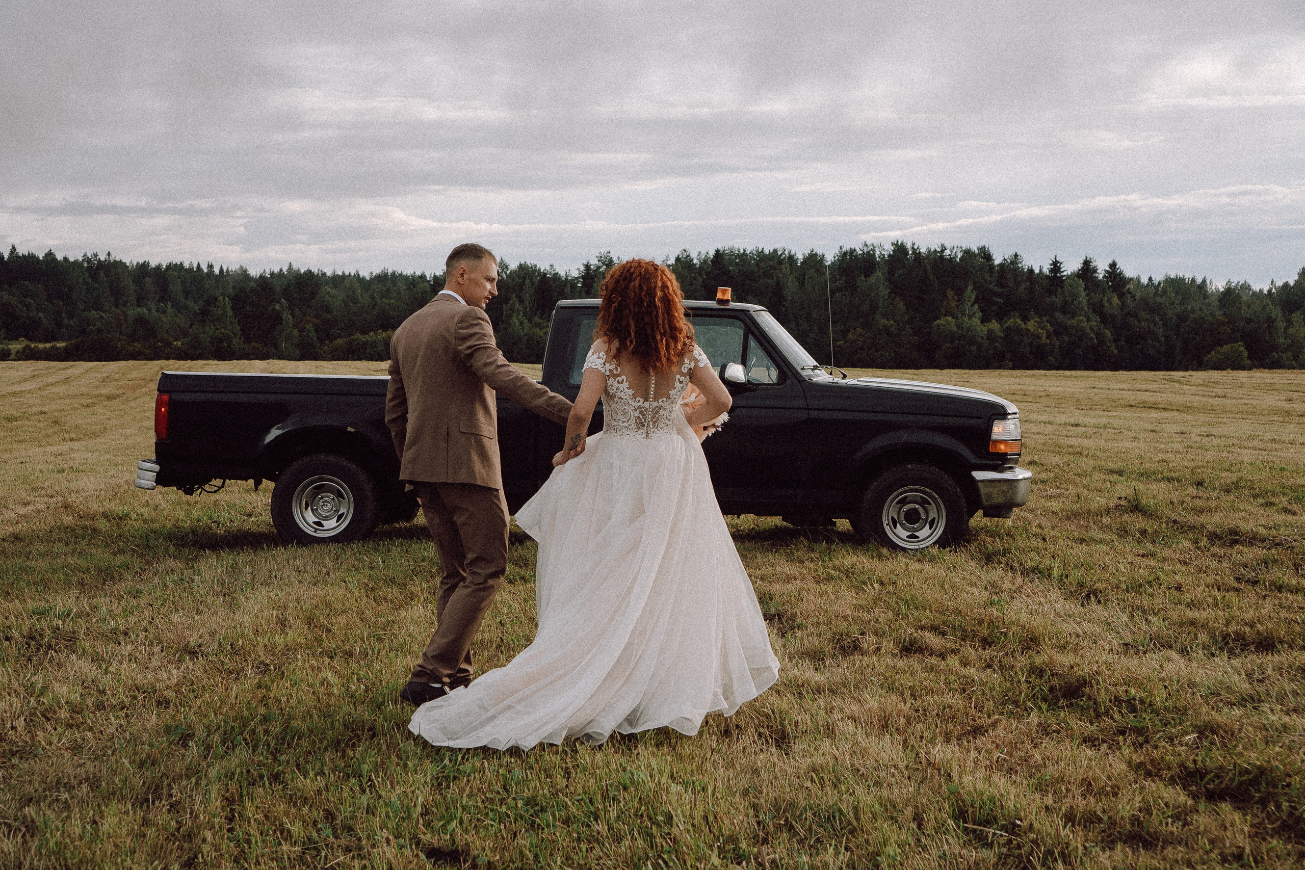 СВАДЕБНАЯ ФОТОСЕССИИЯ ПАРЫ В ГОРОДЕ ПРИОЗЕРСК В СОСНОВОМ ЛЕСУ И С ПИКАПОМ. Профессиональный фотограф, Санкт-Петербург — Виктория Богомолова