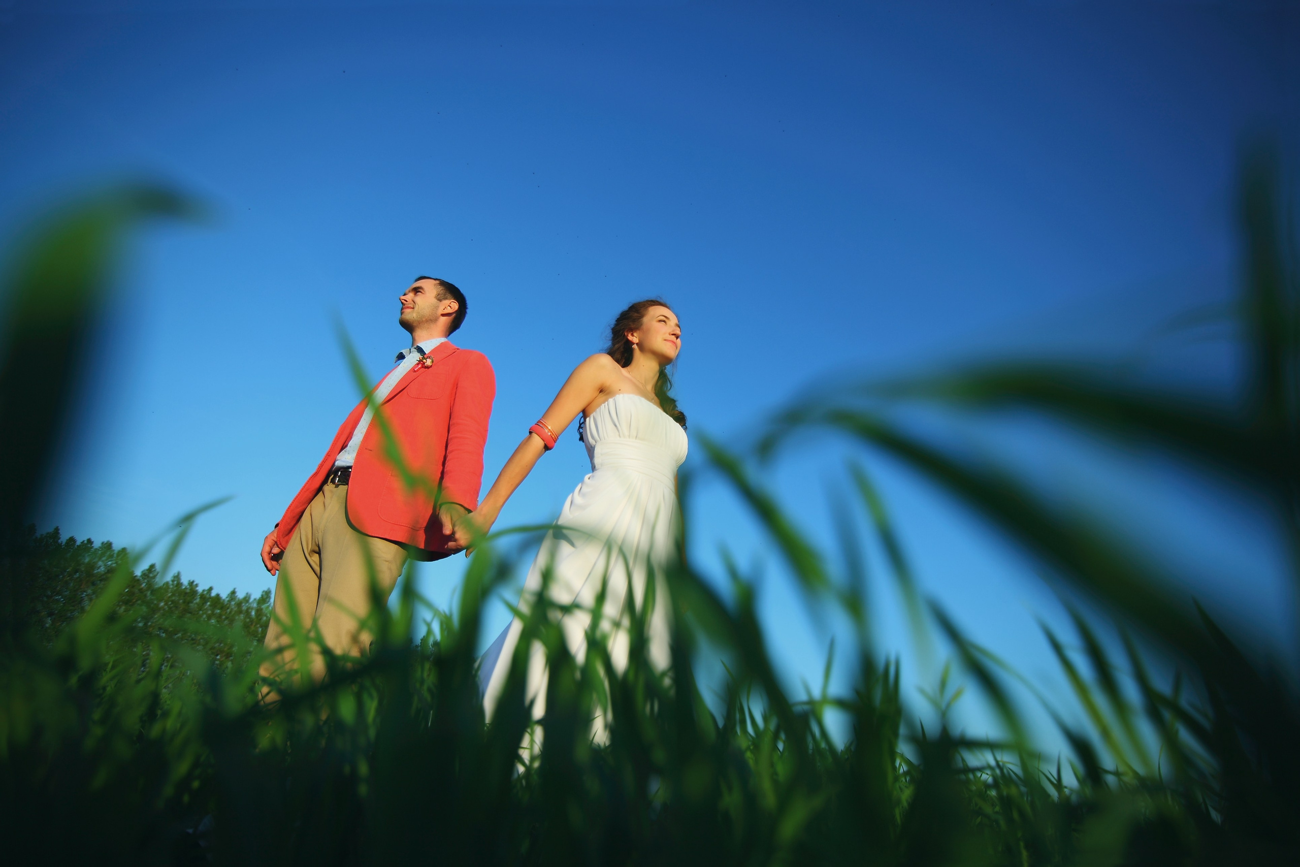 Душевная фотосессия пары в поле. Свадебный и репортажный фотограф в Ярославле и Санкт-Петербурге Роман Микрюков