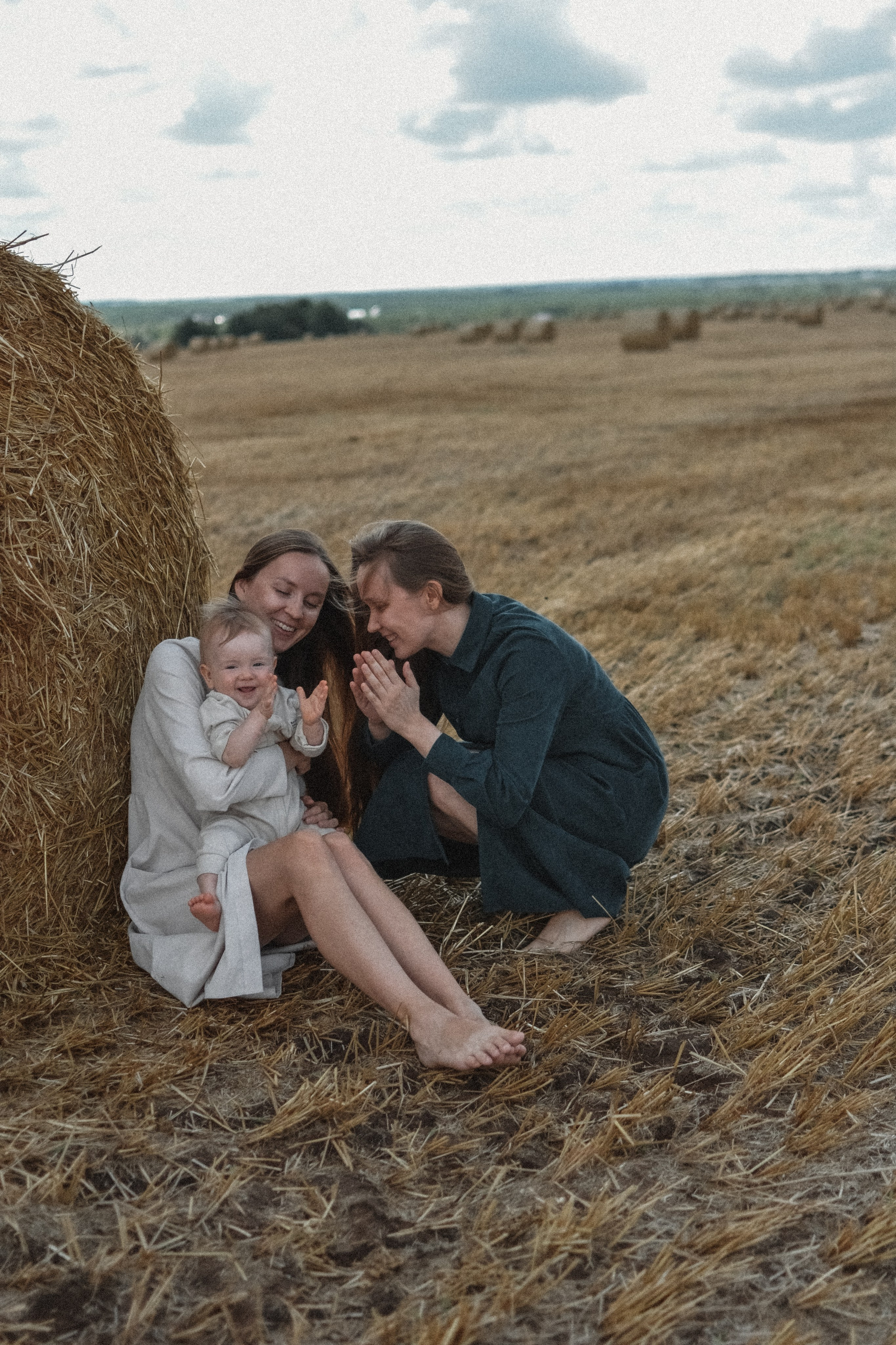 Сёстры в поле и малышка дочь. Alenasokolowa.ru