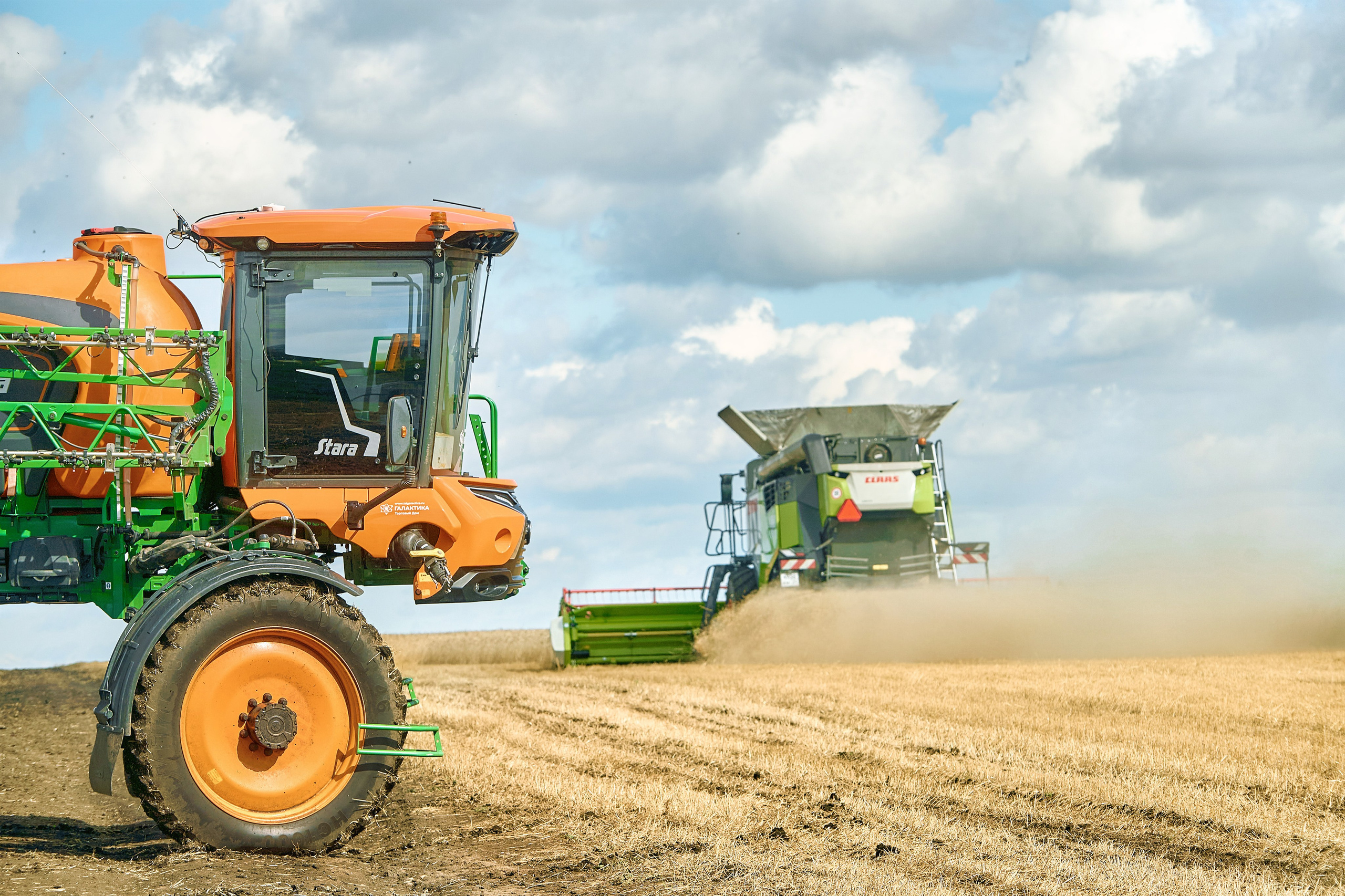 Сельхозтехники Галактика — представление в работе близ г. Абакан. Фотограф Яковлев Роман — Красноярск