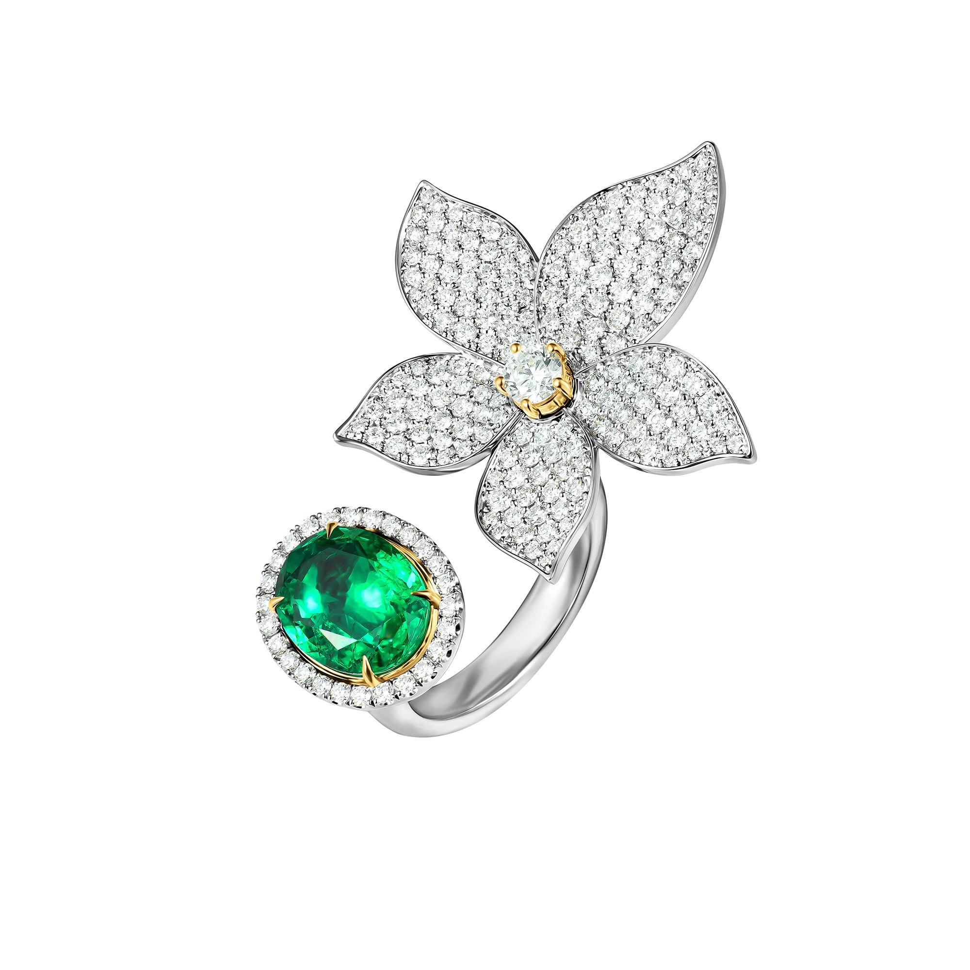 Ювелирное кольцо с изумрудом на белом фоне, предметная каталожная съёмка 