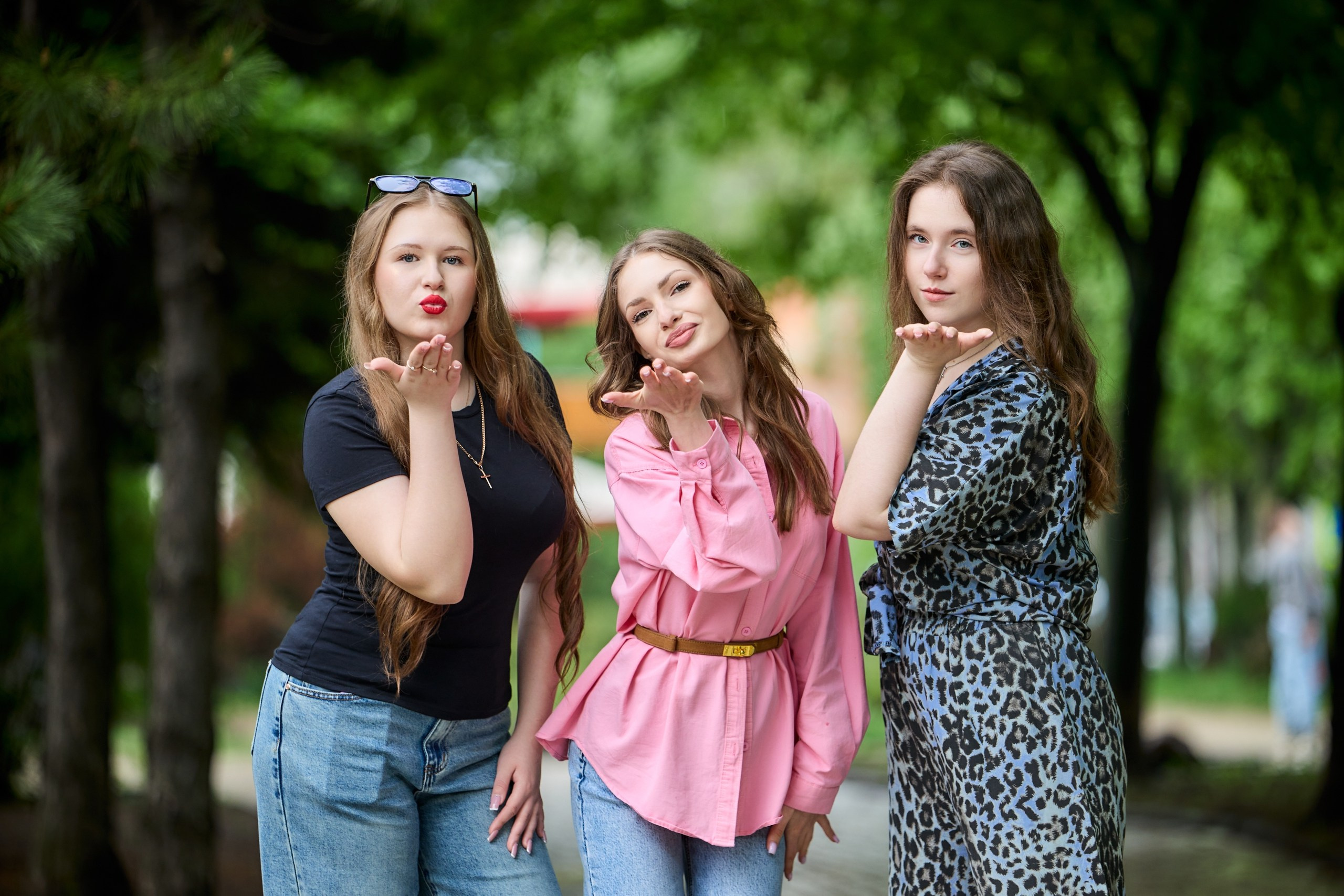 ШКОЛЬНИКИ. УЛИЦА. БЦ «ПУШКИНСКИЙ». Фотограф Татаринов Андрей (Донецк / Макеевка)