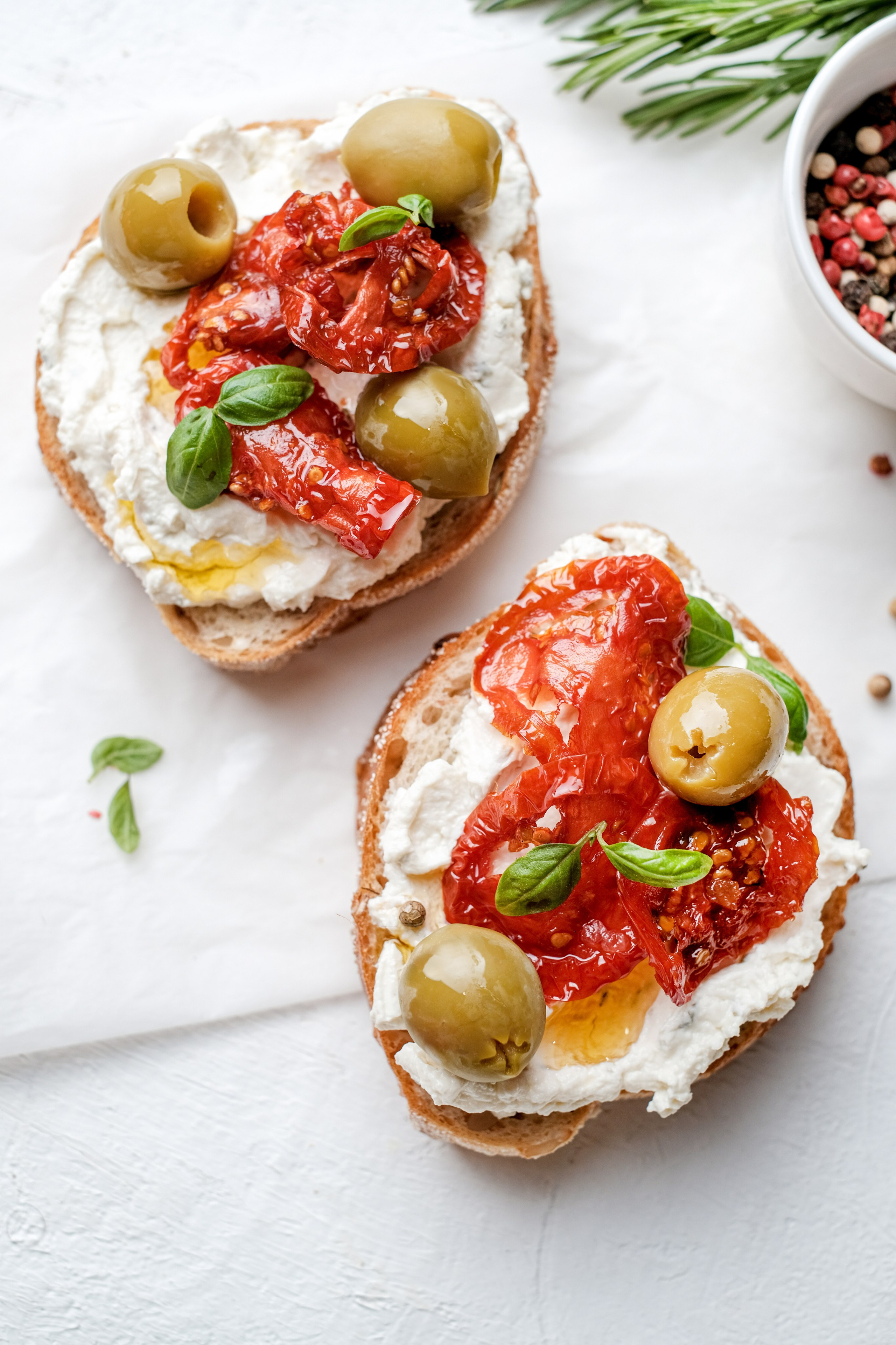 Фотография брускетты с вяленными томатами 