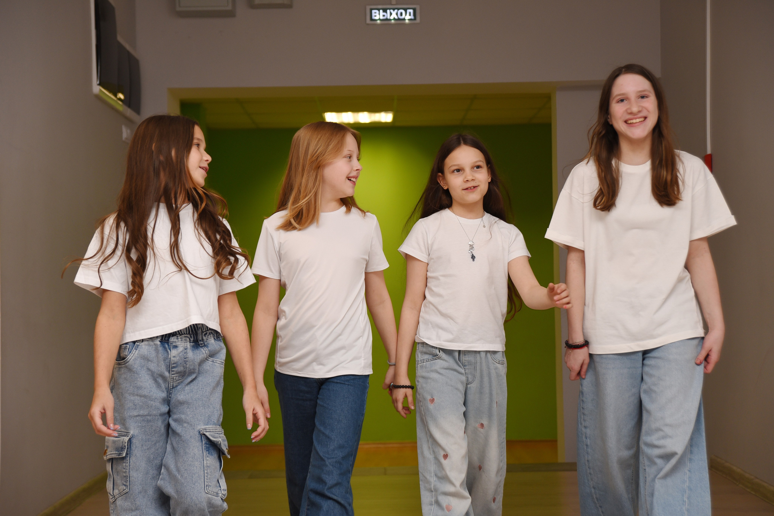 Фотоальбомы для средней и младшей школы. Стильные выпускные альбомы, детские фотосессии, сюжетные фотографии