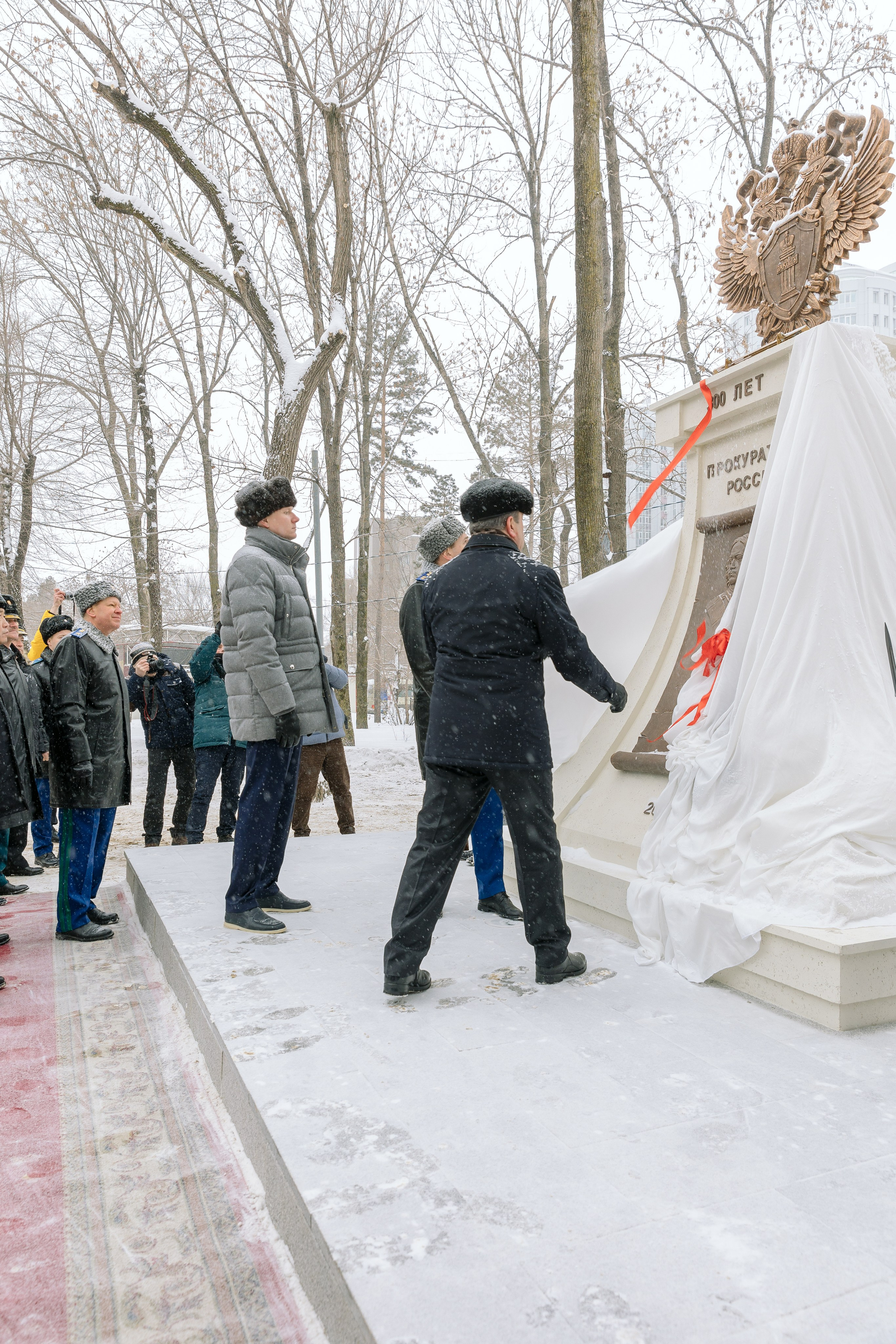 Почётный караул снимает покрывало с памятника — торжественное открытие, фотограф СПб