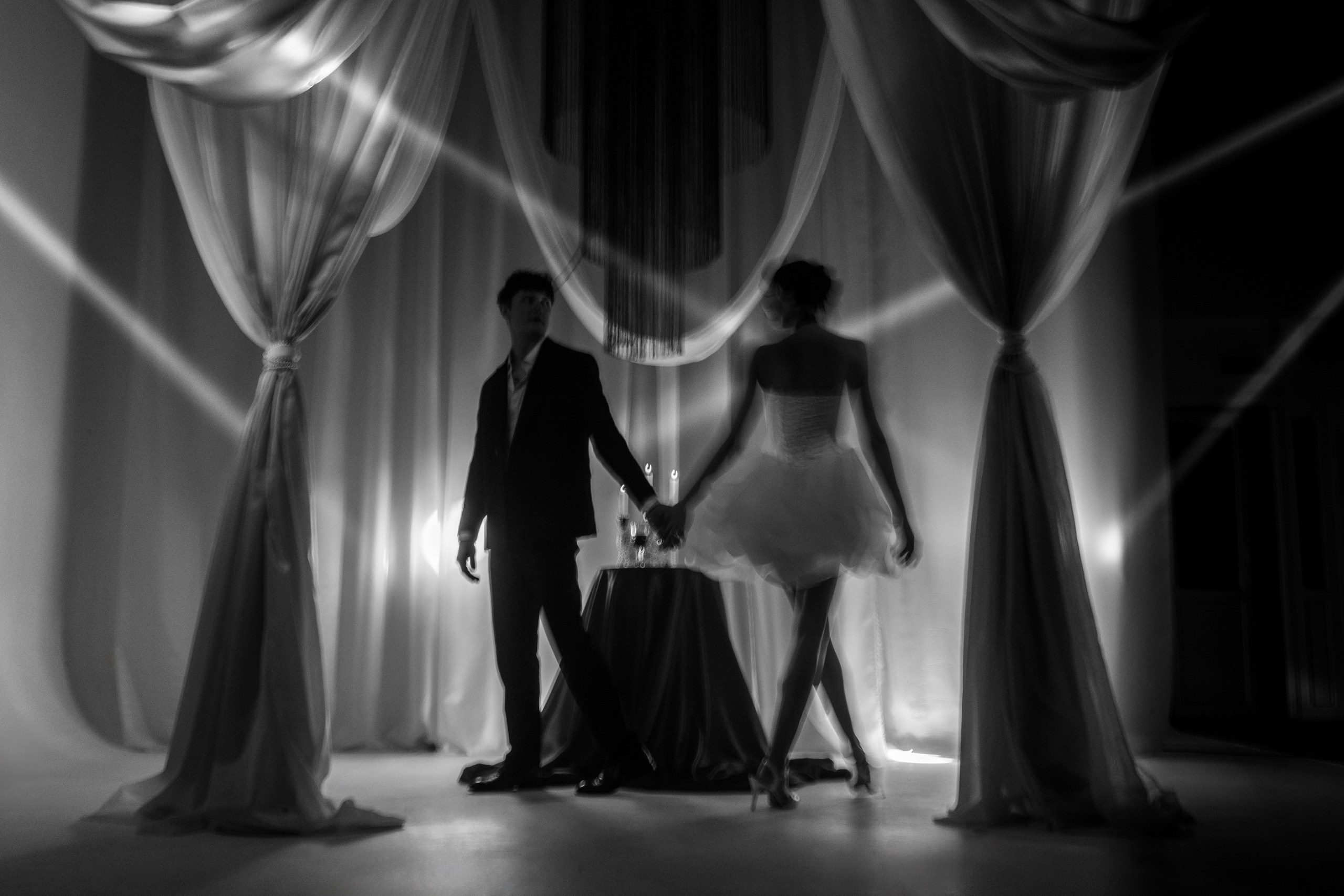 Здравствуйте! Я свадебный фотограф из Ульяновска, работаю в том числе по всей России и с выездом за границу. Снимаю свадьбы, lovestory, корпоративы, светский репортаж. Провожу обучение по фотографии, мастер-классы и воркшопы для других фотографов.