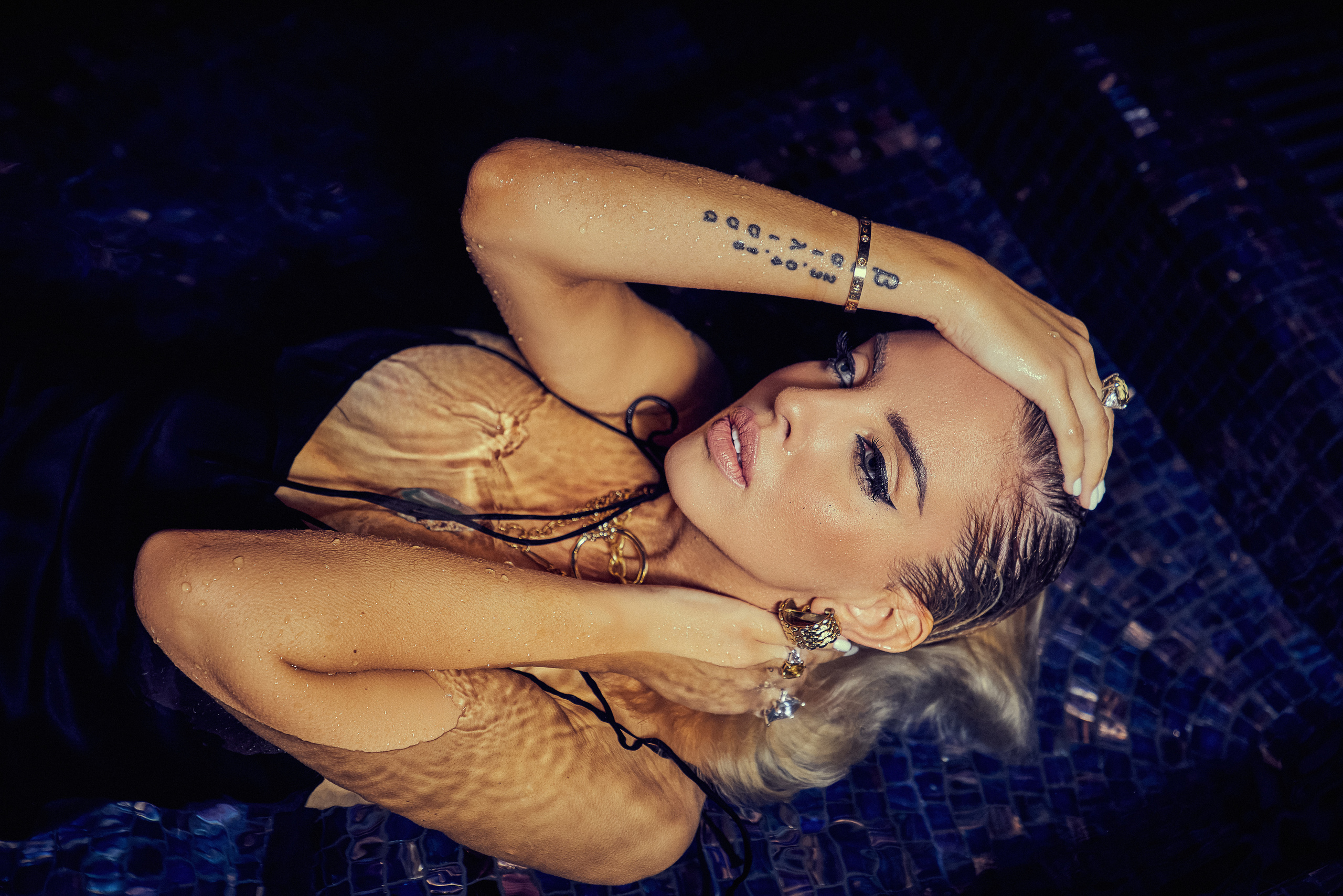 Стильная домашняя фешн фотосессия для красотки Сони. Андрей Лоос фотограф стилист Москва