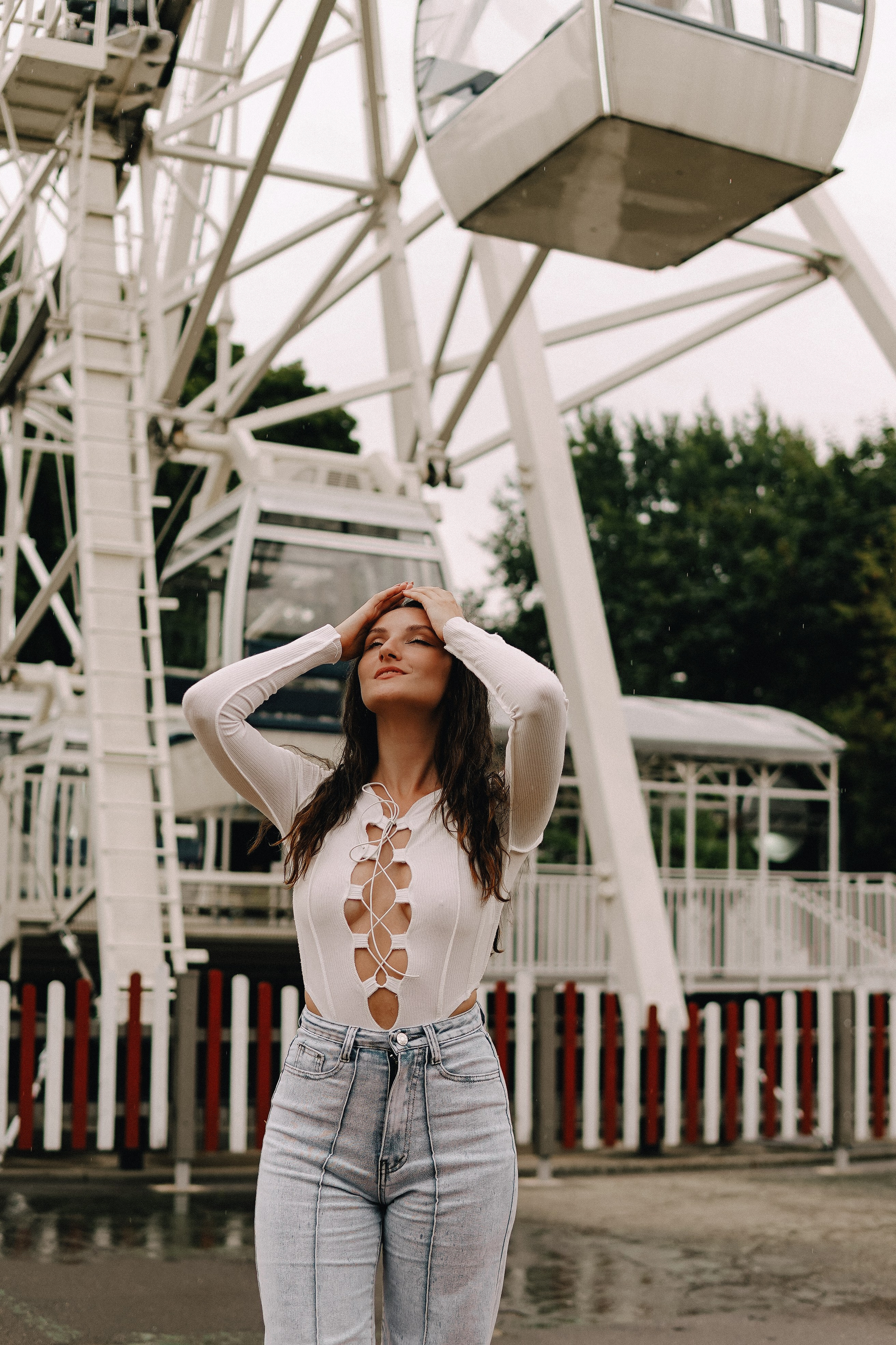 Съемка в парке аттракционов — модель Мила. Фотограф Москва и Видеограф Москва