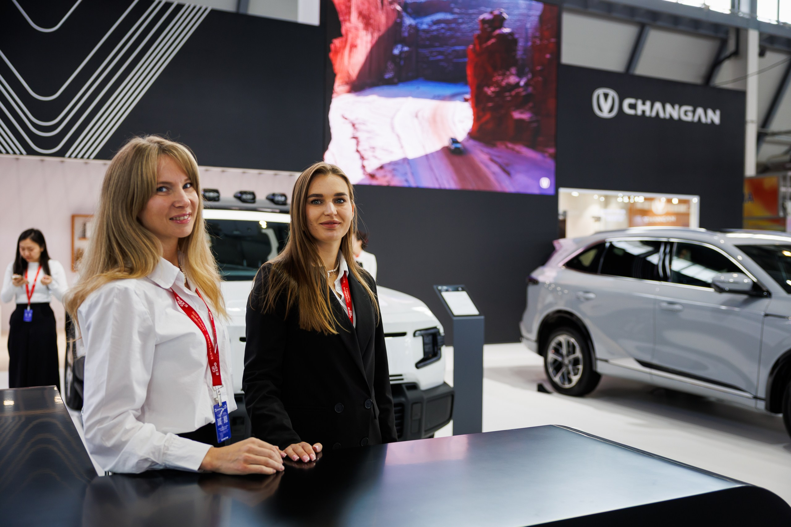 Репортажная съемка деловой беседы на стенде компании на выставке в Экспо-Центре