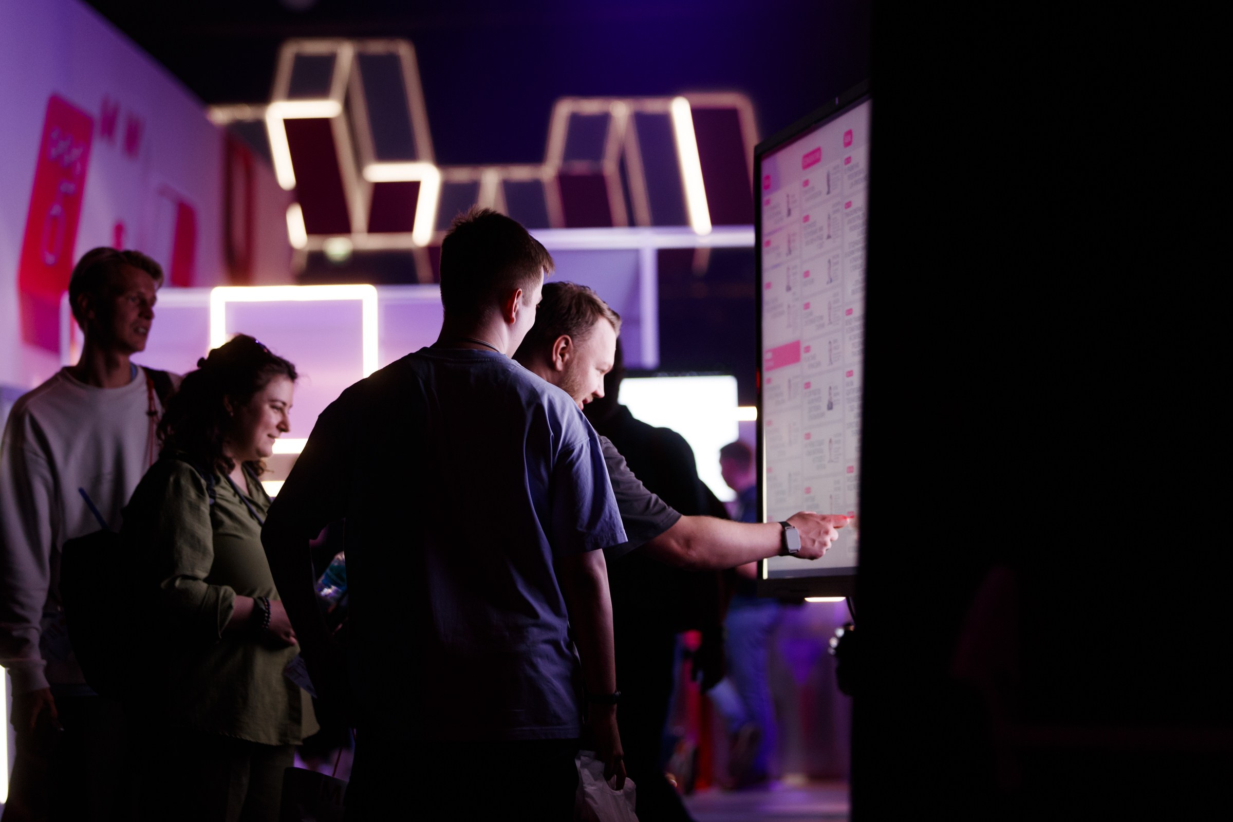 Футуристичный дизайн и архитектура стендов на форуме программистов в объективе Галины Скорик.