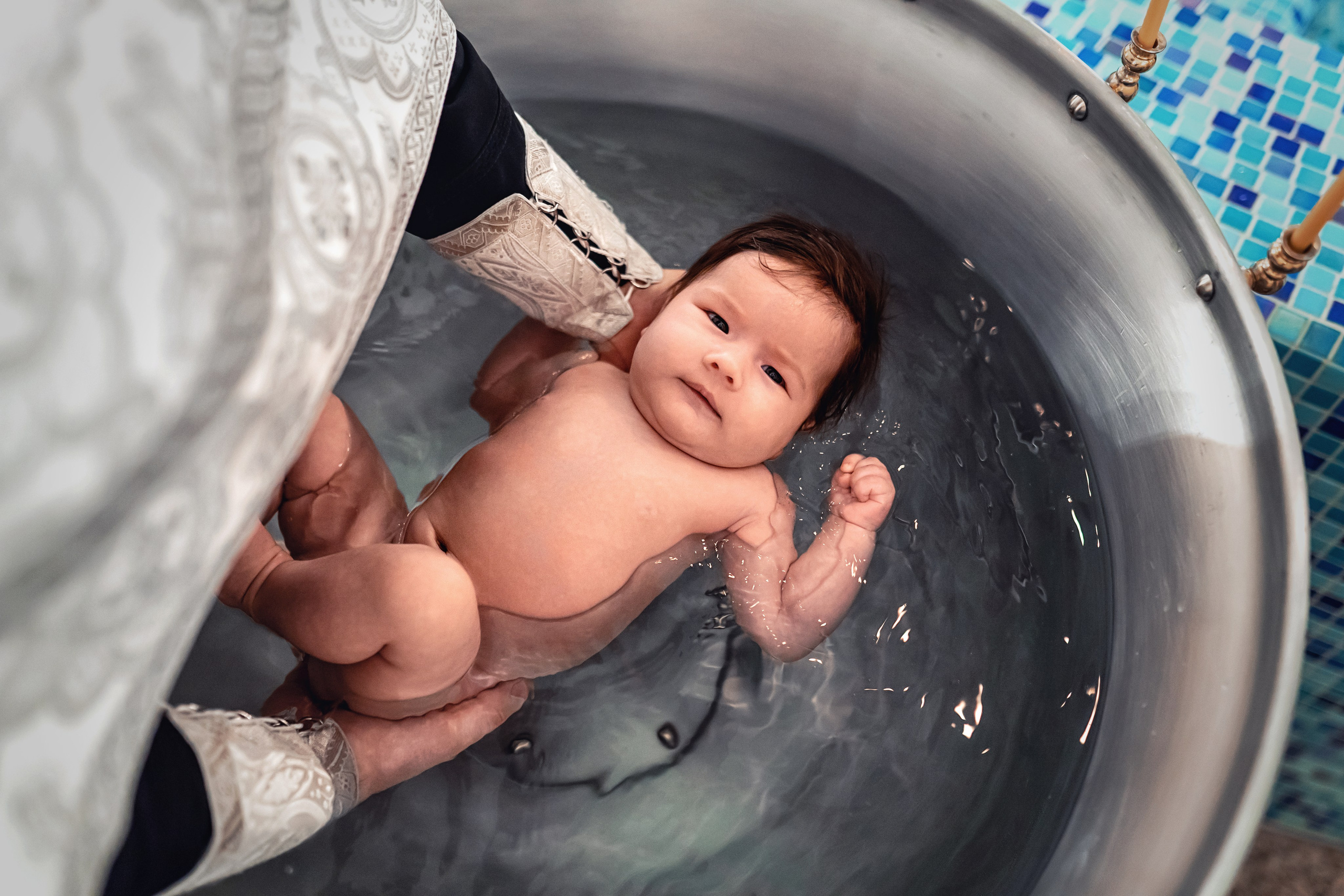 Крещение ребенка в храме Петра и Февронии в Покровском монастыре. Фотограф \ Видеограф на Крещение, Венчание Москва| Семейные съемки