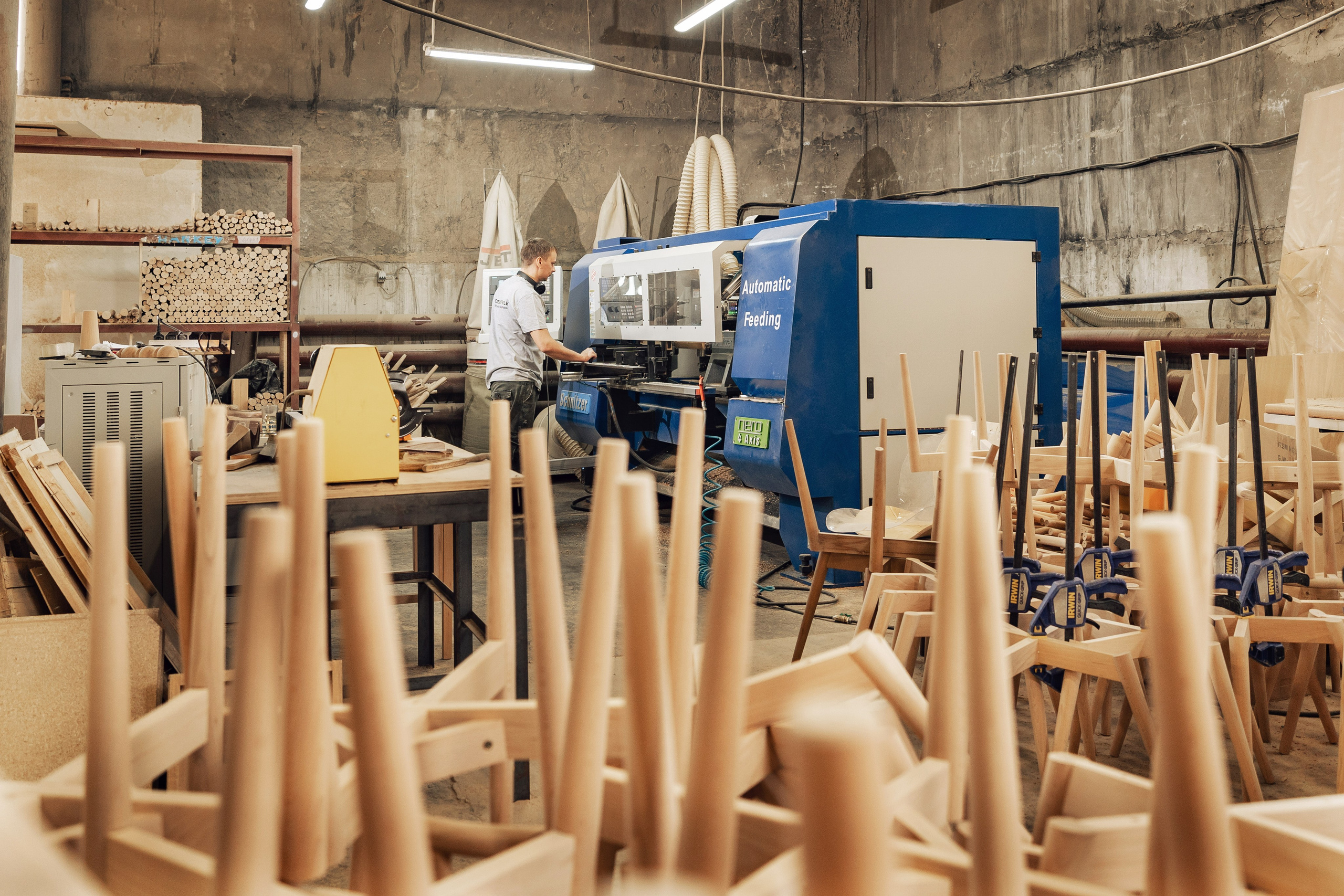 Токарный станок по дереву: изготовление фигурных ножек для столов и стульев.